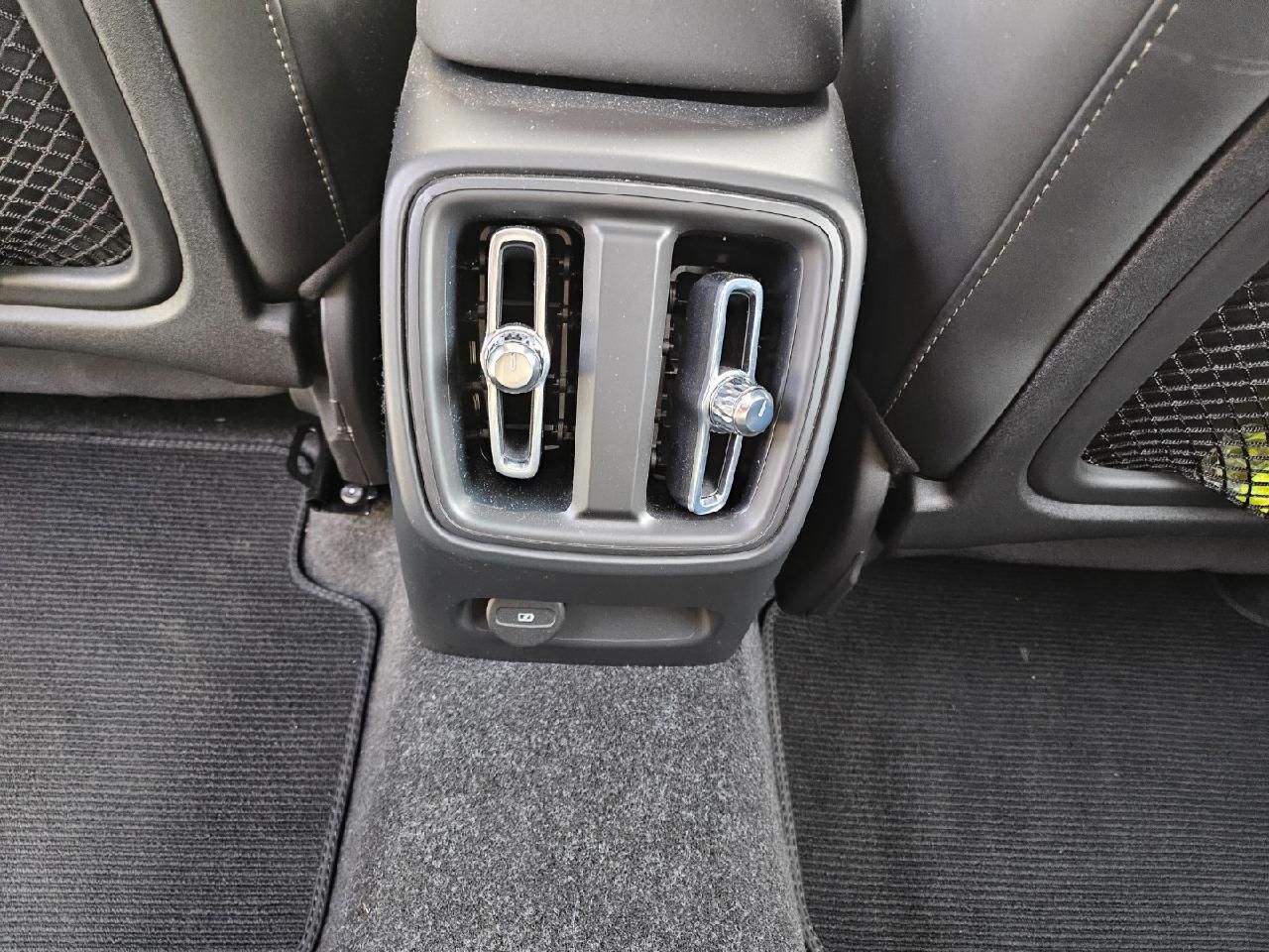 Fahrzeugabbildung Volvo C40 Ultimate Recharge Pure Electric 2WD