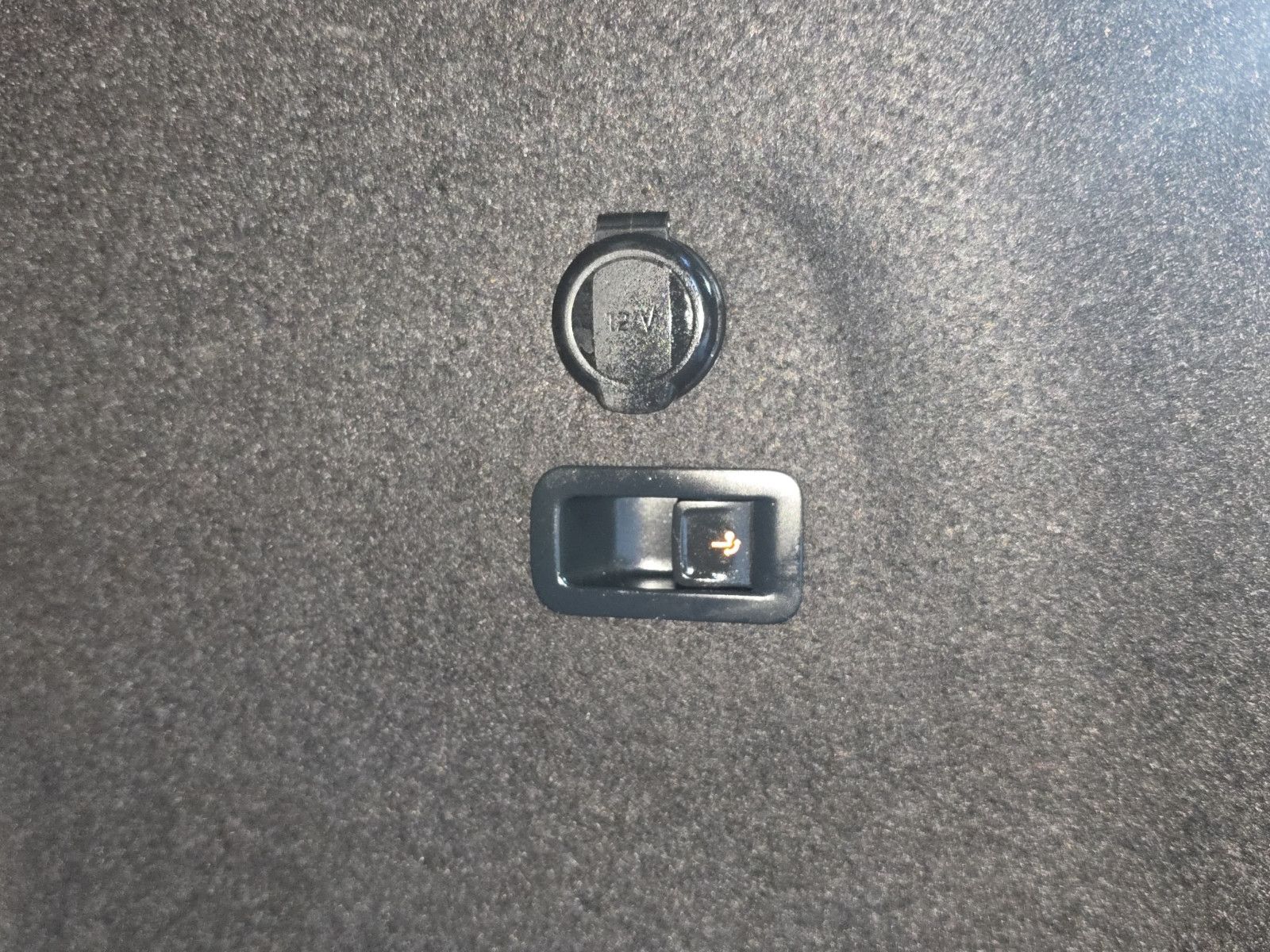 Fahrzeugabbildung Volkswagen Golf VIII Variant Life AHK ACC SHZ LED Apple Car