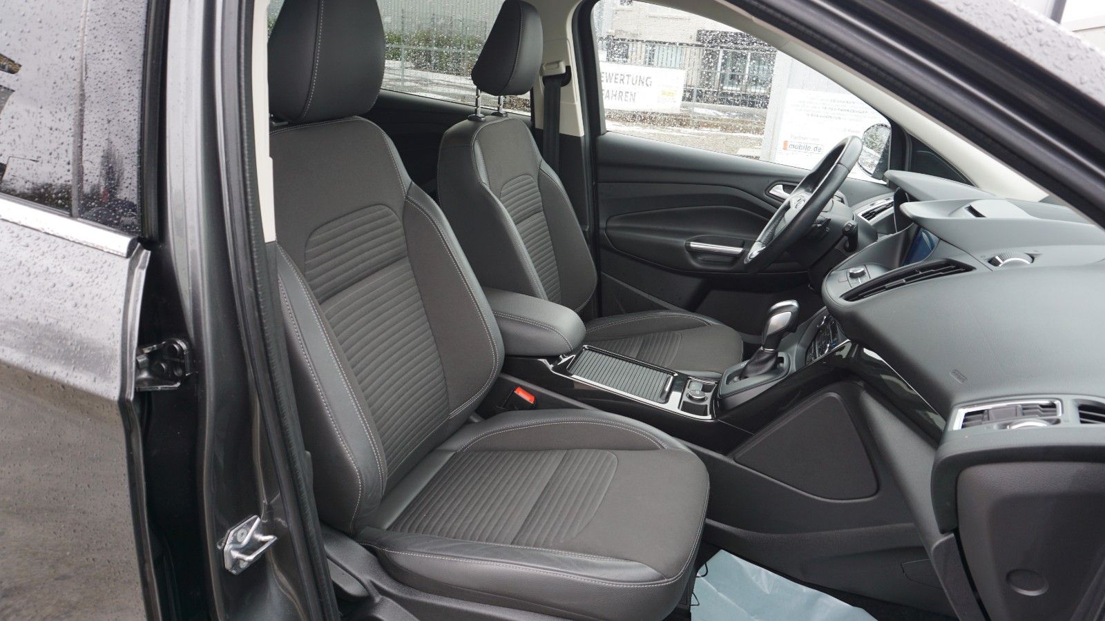 Fahrzeugabbildung Ford Kuga Titanium, Navi, Allrad, PDC, LED