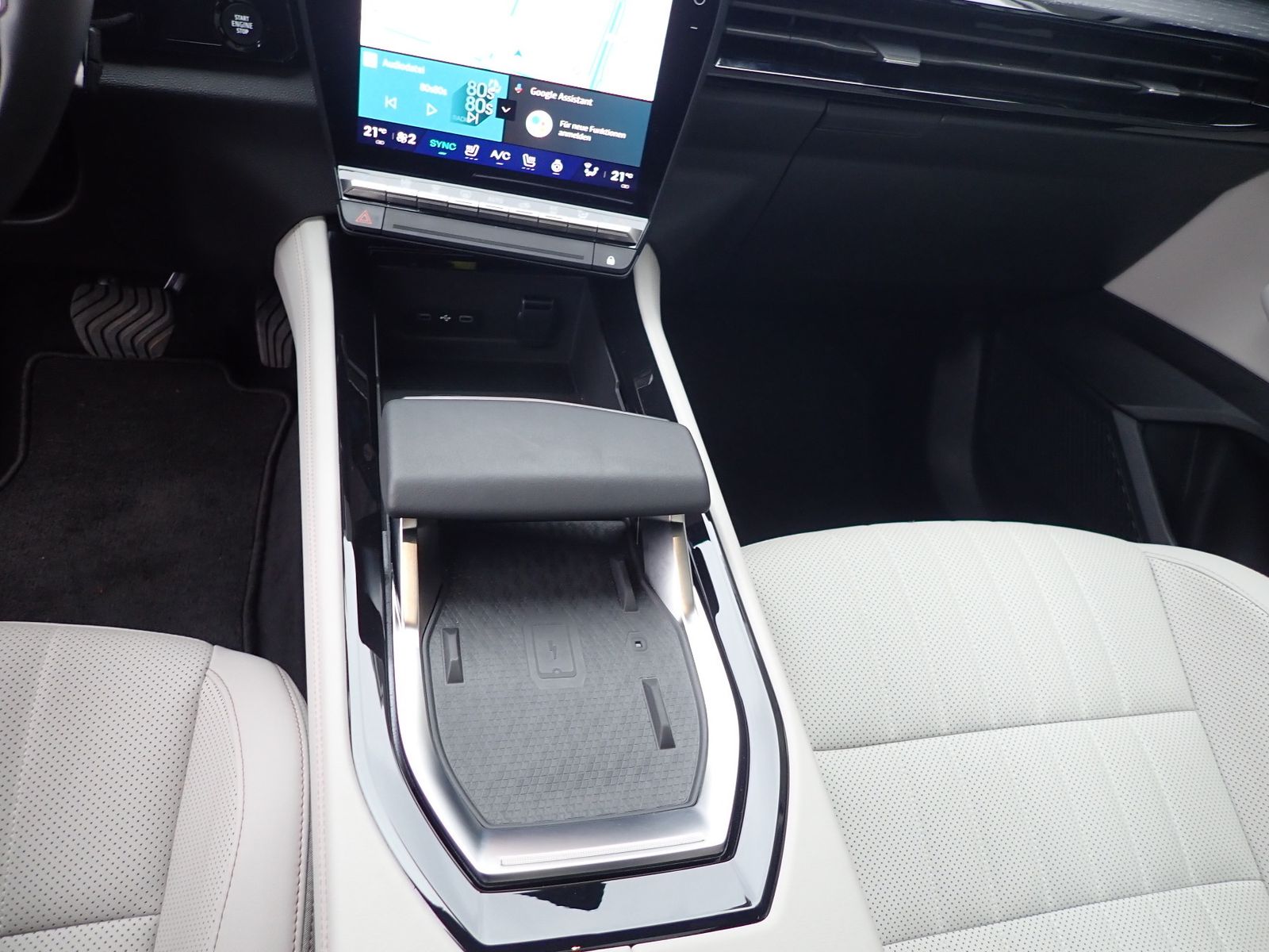 Fahrzeugabbildung Renault Espace 6 Iconic Full Hybrid E-Tech 200 5-Sitzer