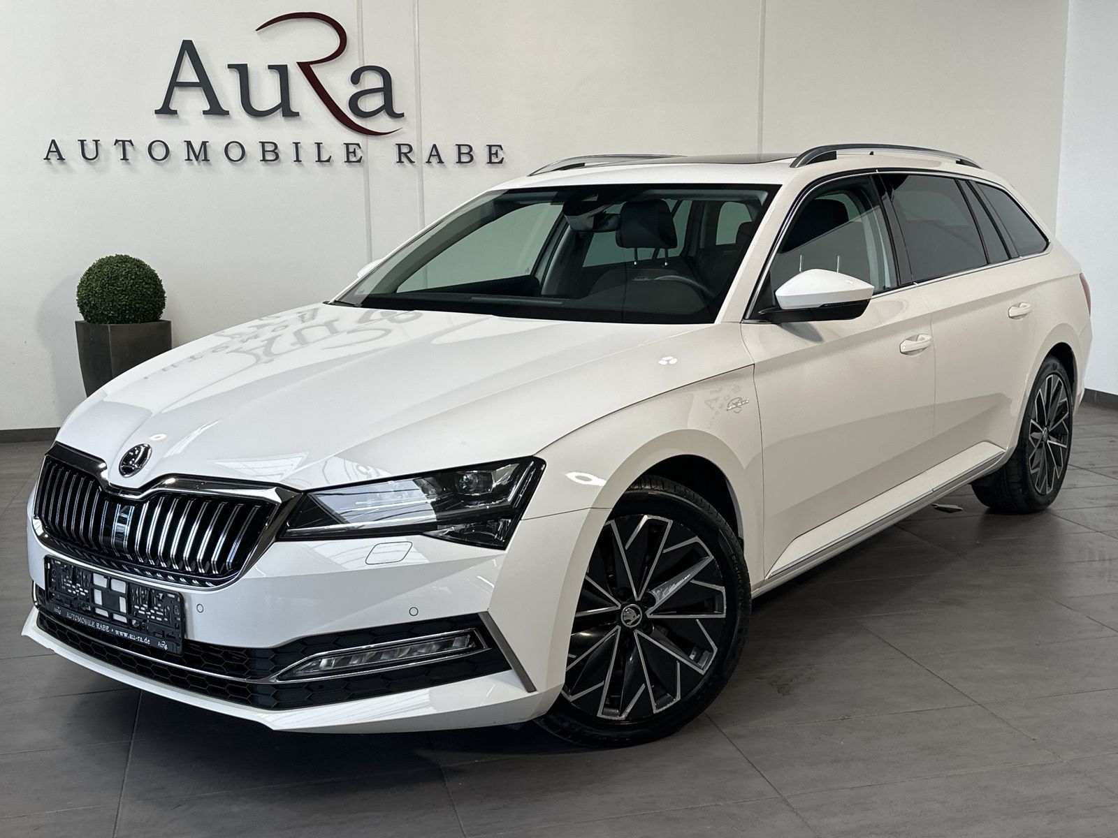 Fahrzeugabbildung SKODA Superb Combi 2.0 TDI DSG L&K NAV+LED+AHK+PANO+SH