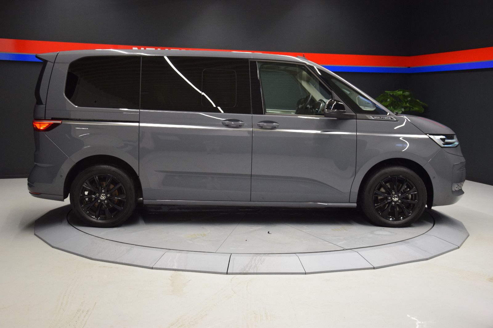 Fahrzeugabbildung Volkswagen T7 Multivan Style Pano ACC IQ AHK Stndhzg Alcant