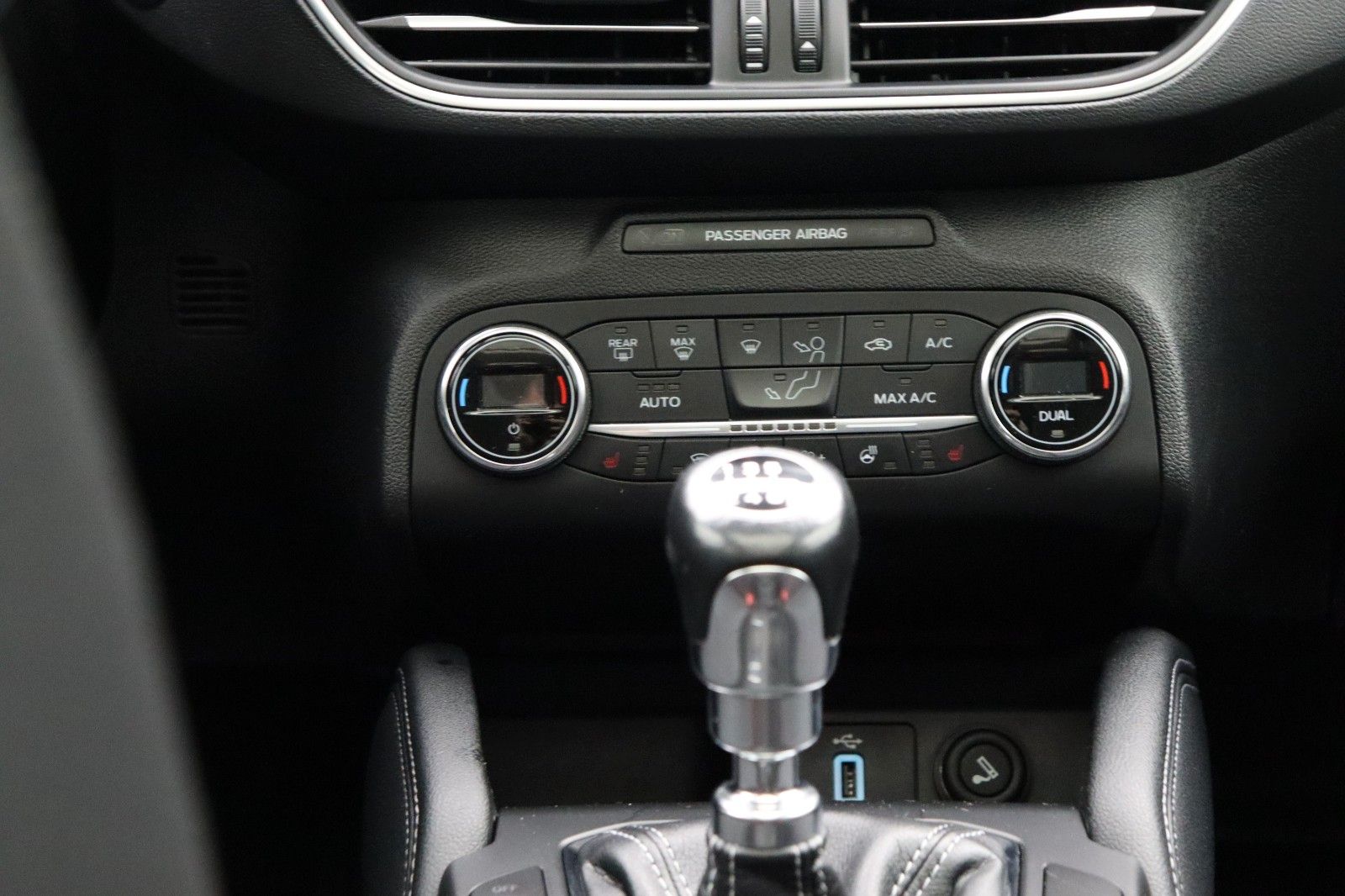 Fahrzeugabbildung Ford Focus Turnier 1.0 Titanium