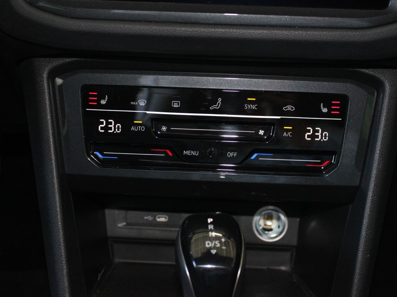 Fahrzeugabbildung Volkswagen Tiguan 1.5 TSI United DSG AHK/CAM/ACC/Navi
