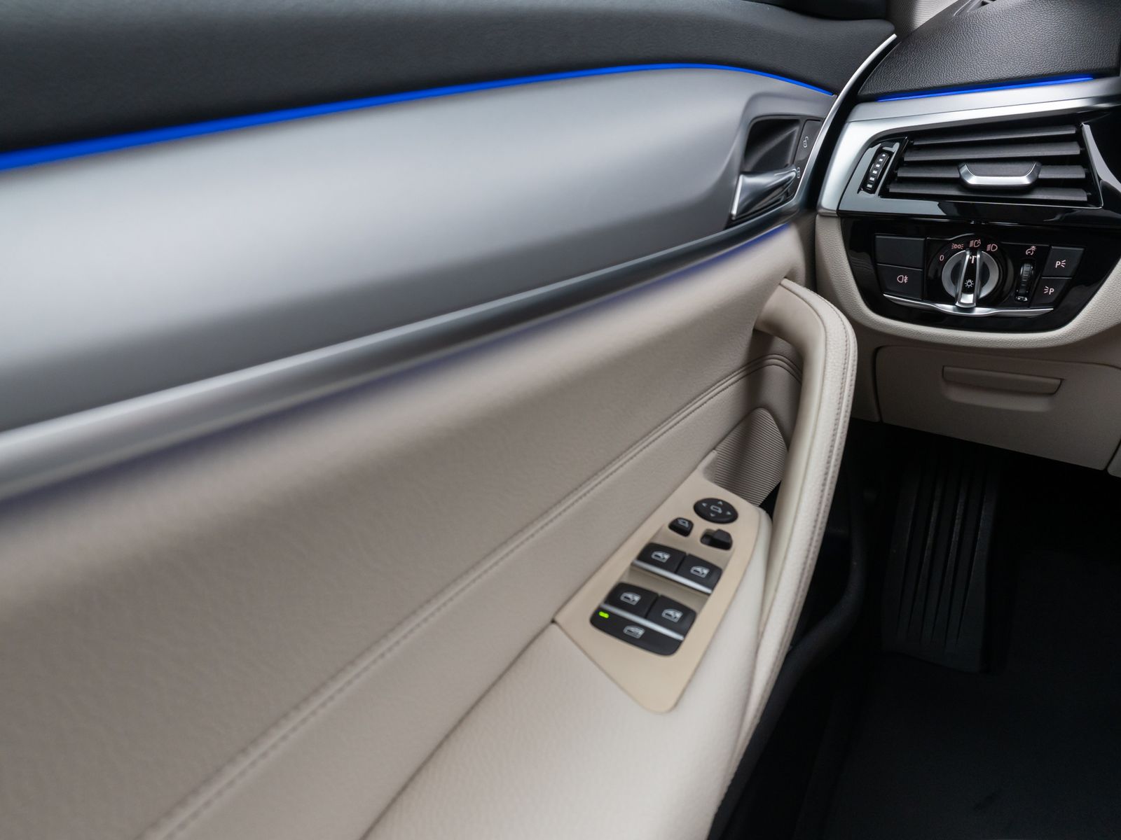 Fahrzeugabbildung BMW 530d  Panorama Kamera Laser HUD DAB HiFi Komfort