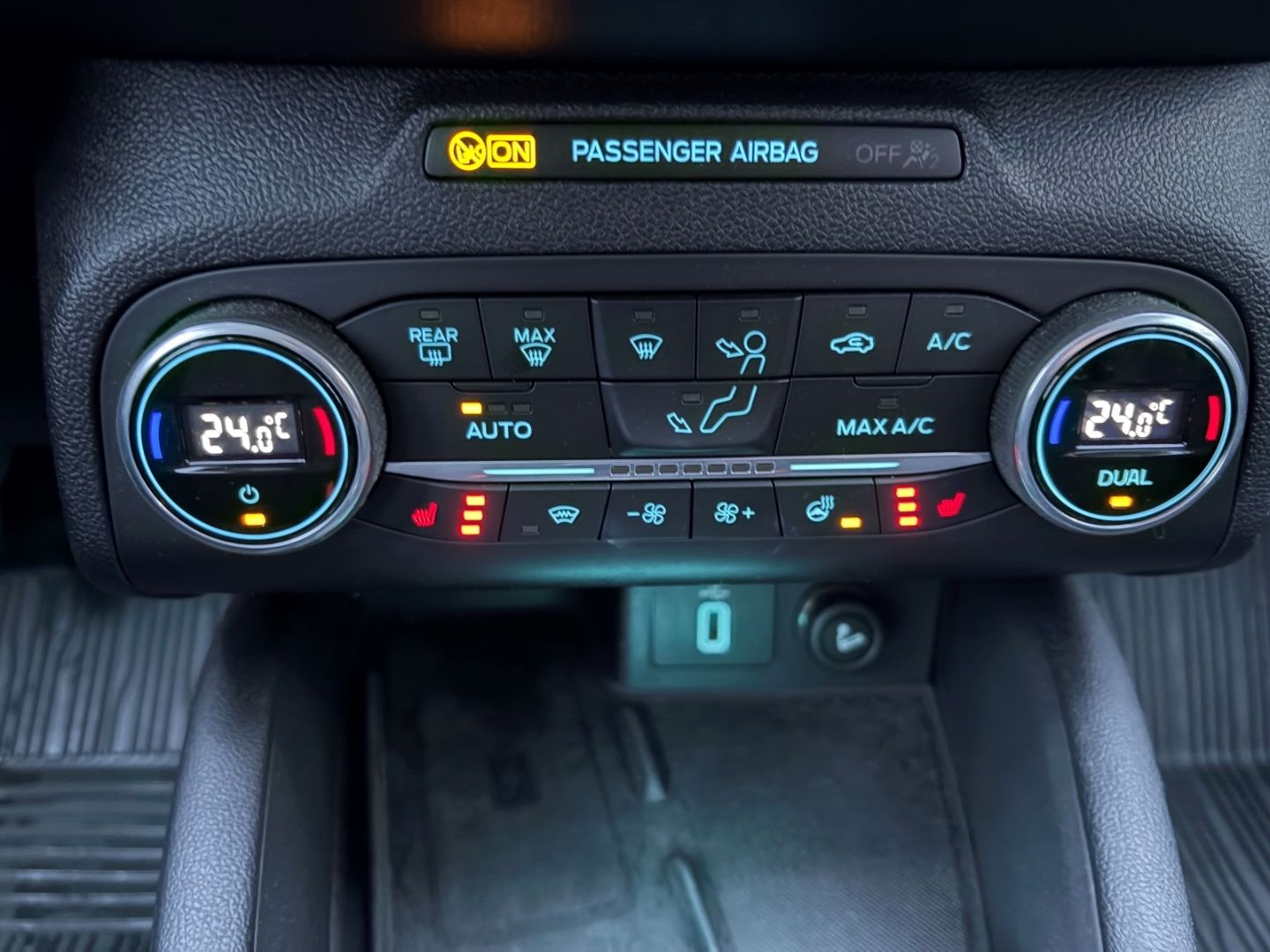 Fahrzeugabbildung Ford Focus Turnier Titanium VerkehrszeichenERK Kamera