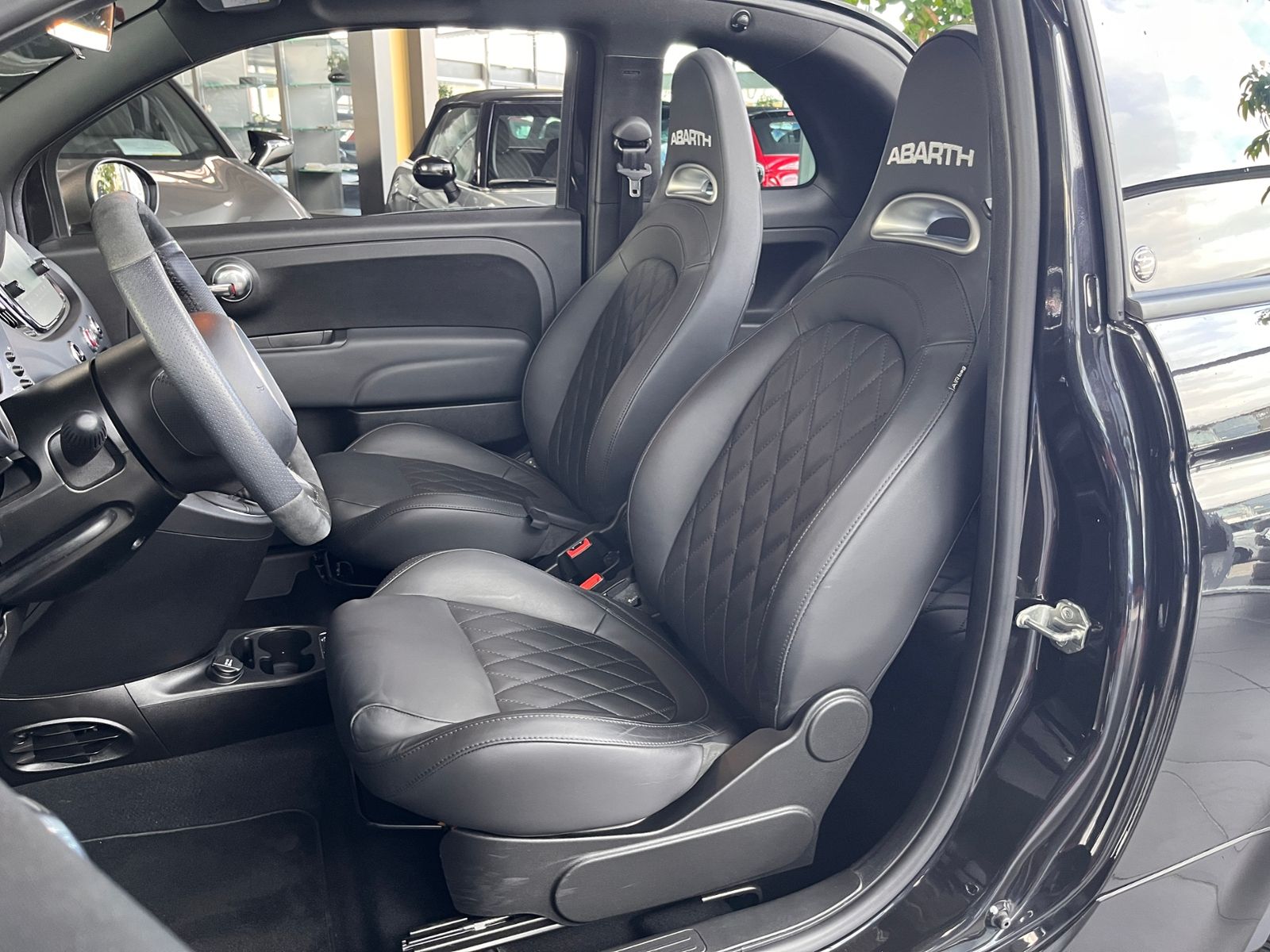 Fahrzeugabbildung Abarth 695C Cabrio KLIMA NAV BEATS LEDER