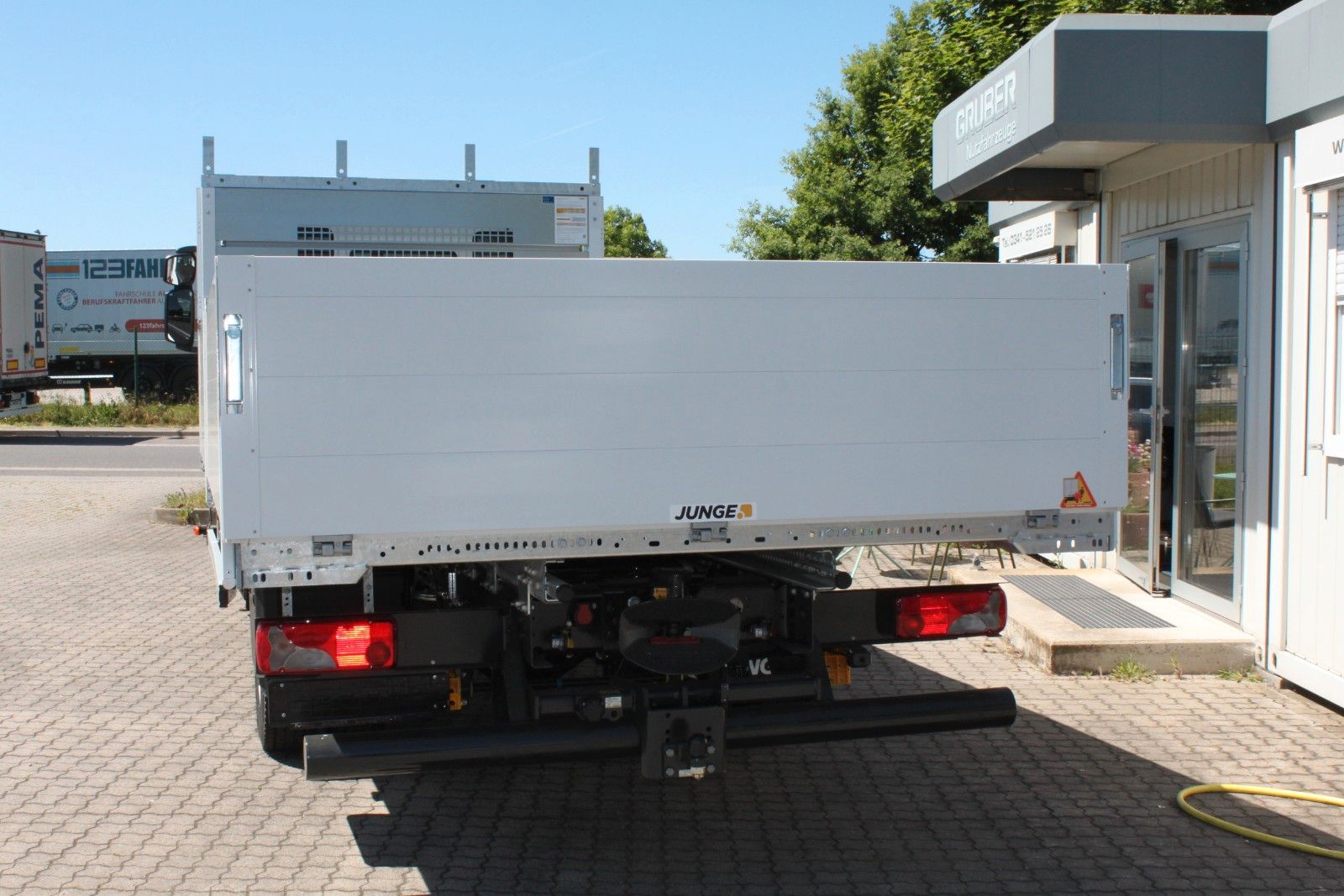 Fahrzeugabbildung Iveco EuroCargo ML80E21/P Gerüstbaupritsche