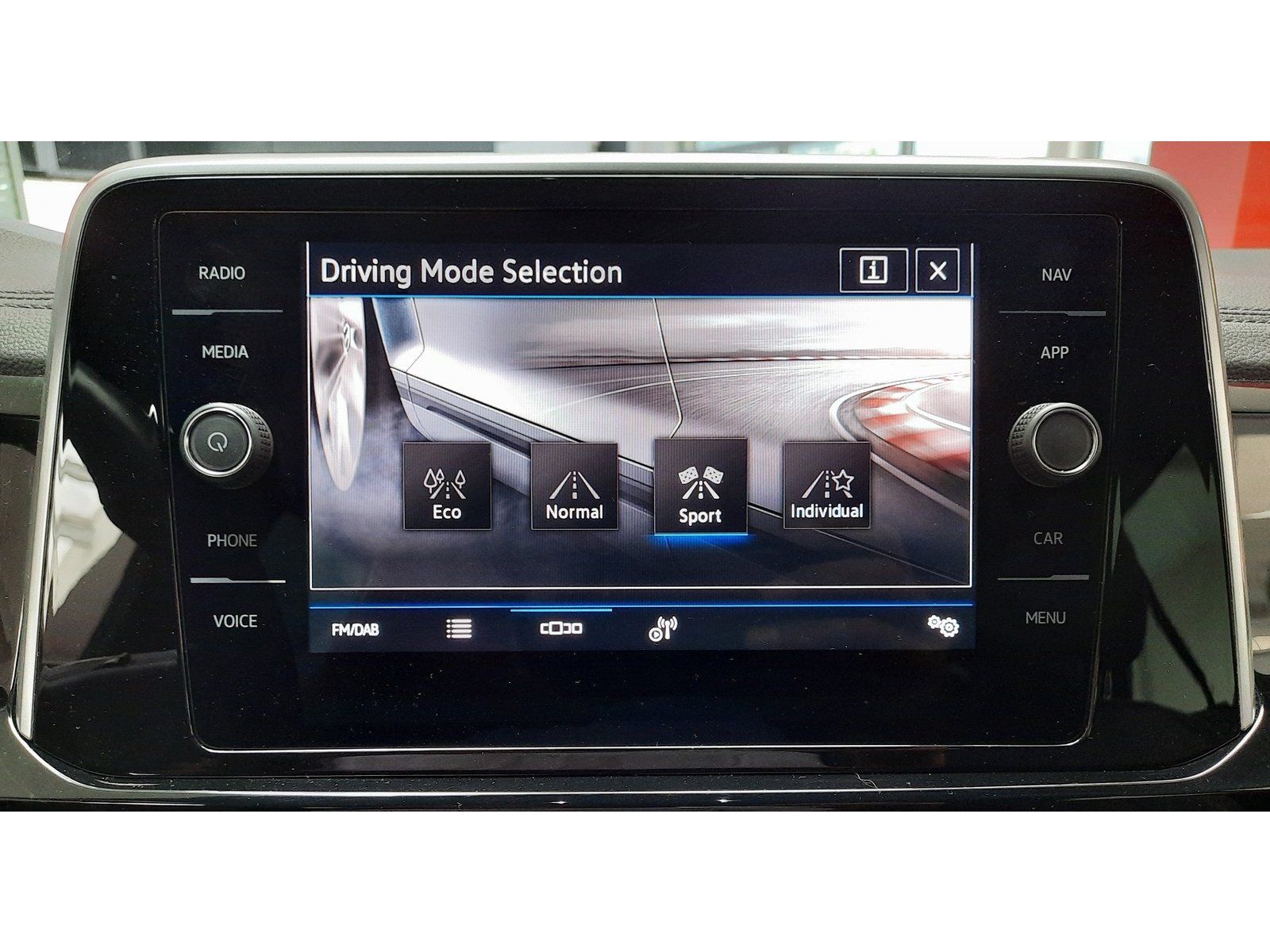 Fahrzeugabbildung Volkswagen T-Roc R-Line TSI DSG *AHK*Cam*Navi*LED*PDC*ACC*