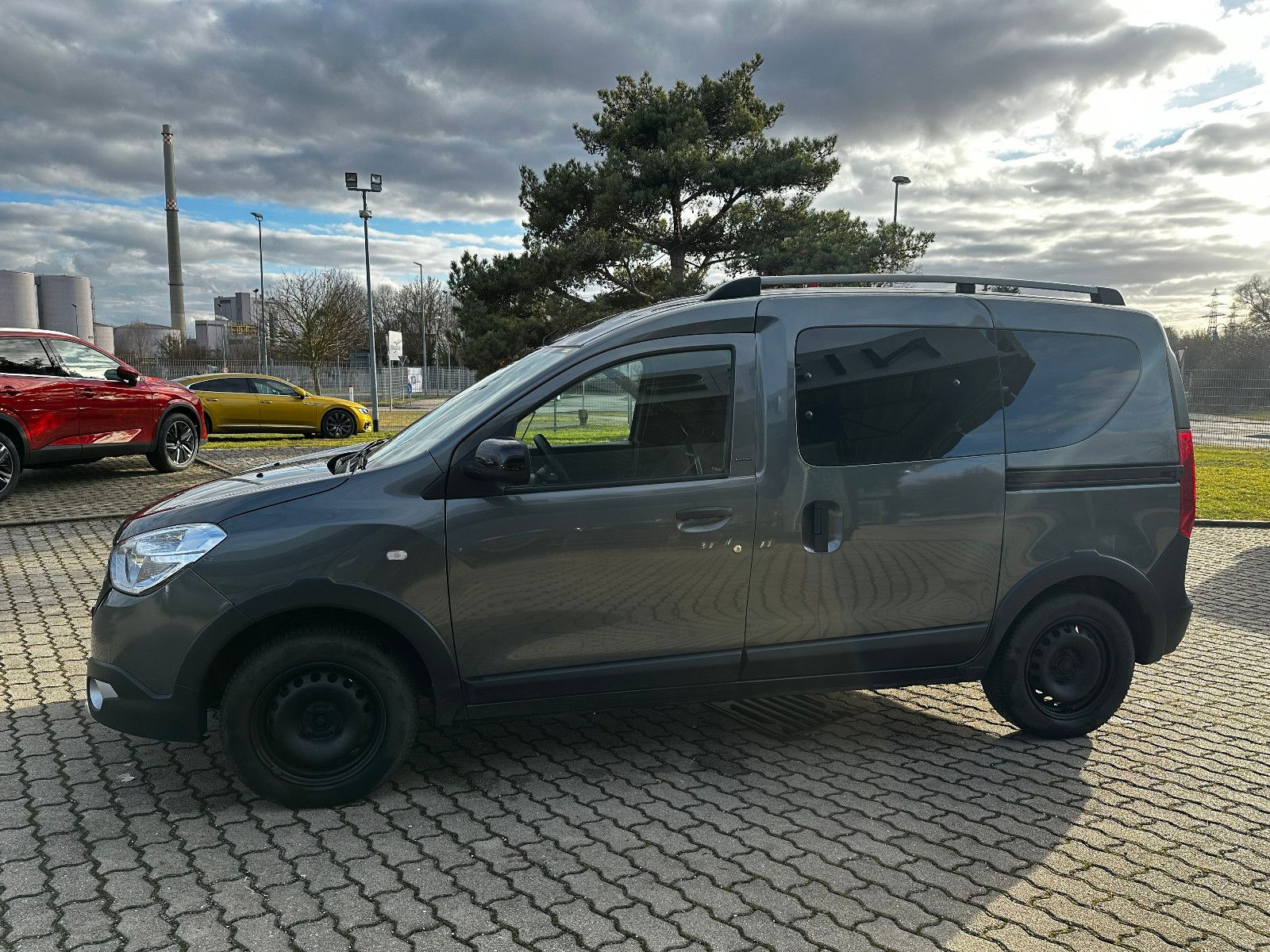 Fahrzeugabbildung Dacia Dokker Stepway Celebration AHK fest