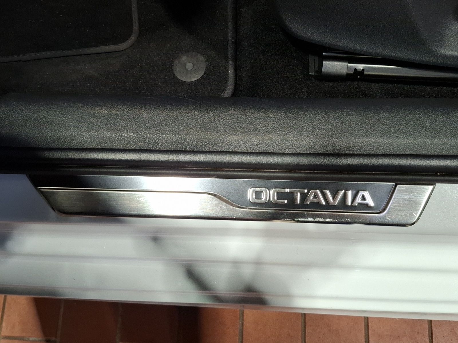 Fahrzeugabbildung SKODA Octavia Combi TDI Sportline DSG Matrix Navi HUD