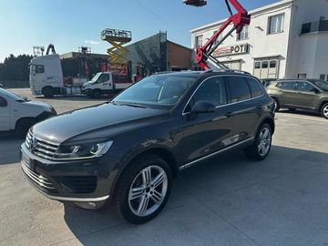 Volkswagen Touareg - 1