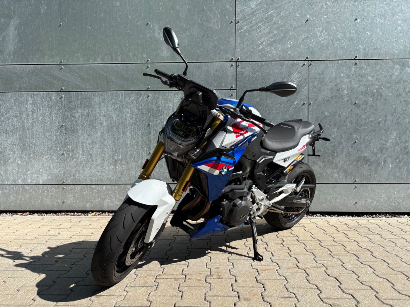 Fahrzeugabbildung BMW F 900 R Sport kurzer Kennzeichenhalter