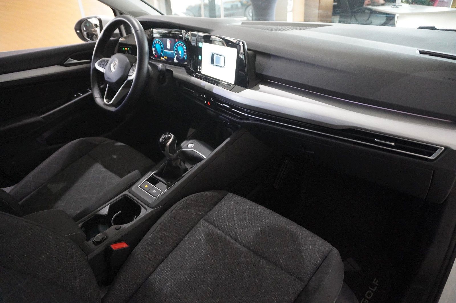 Fahrzeugabbildung Volkswagen Golf VIII Variant 1.5 TSI LIFE NAVI/LED/SHZ/VIRT