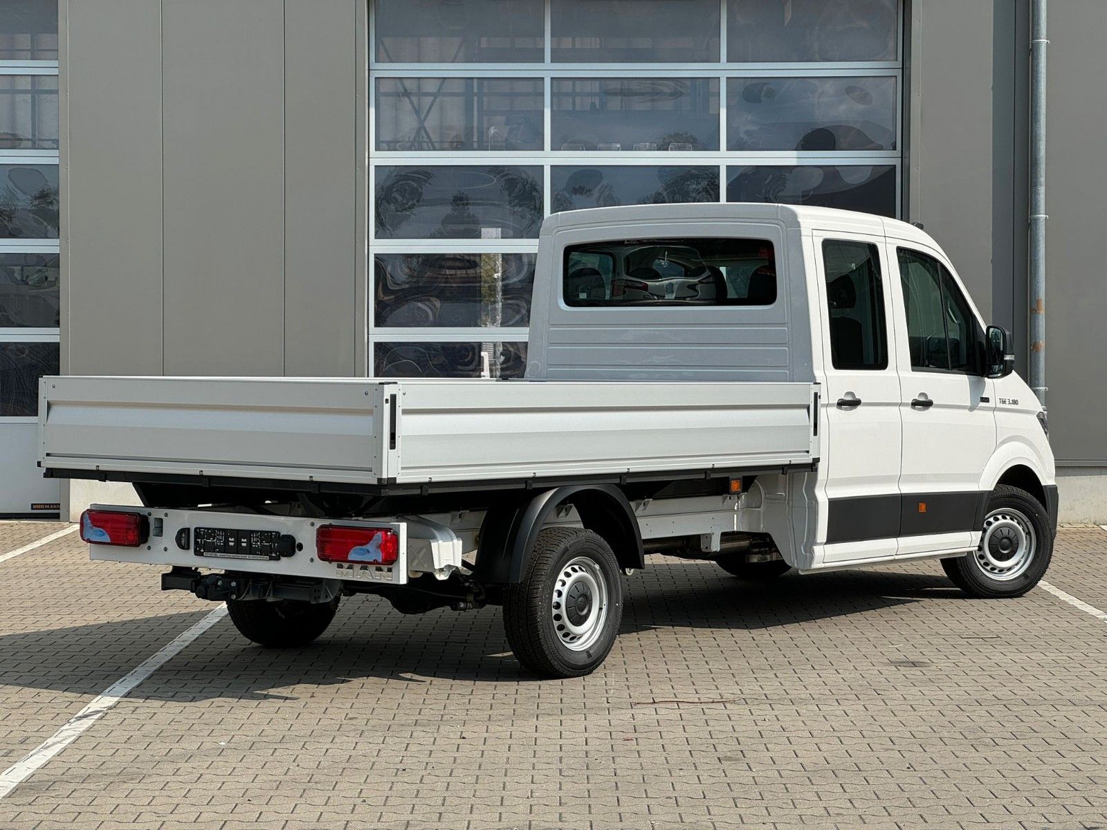 Fahrzeugabbildung MAN TGE 3.180 DoKa Pritsche / Schalter / 4x4 Allrad