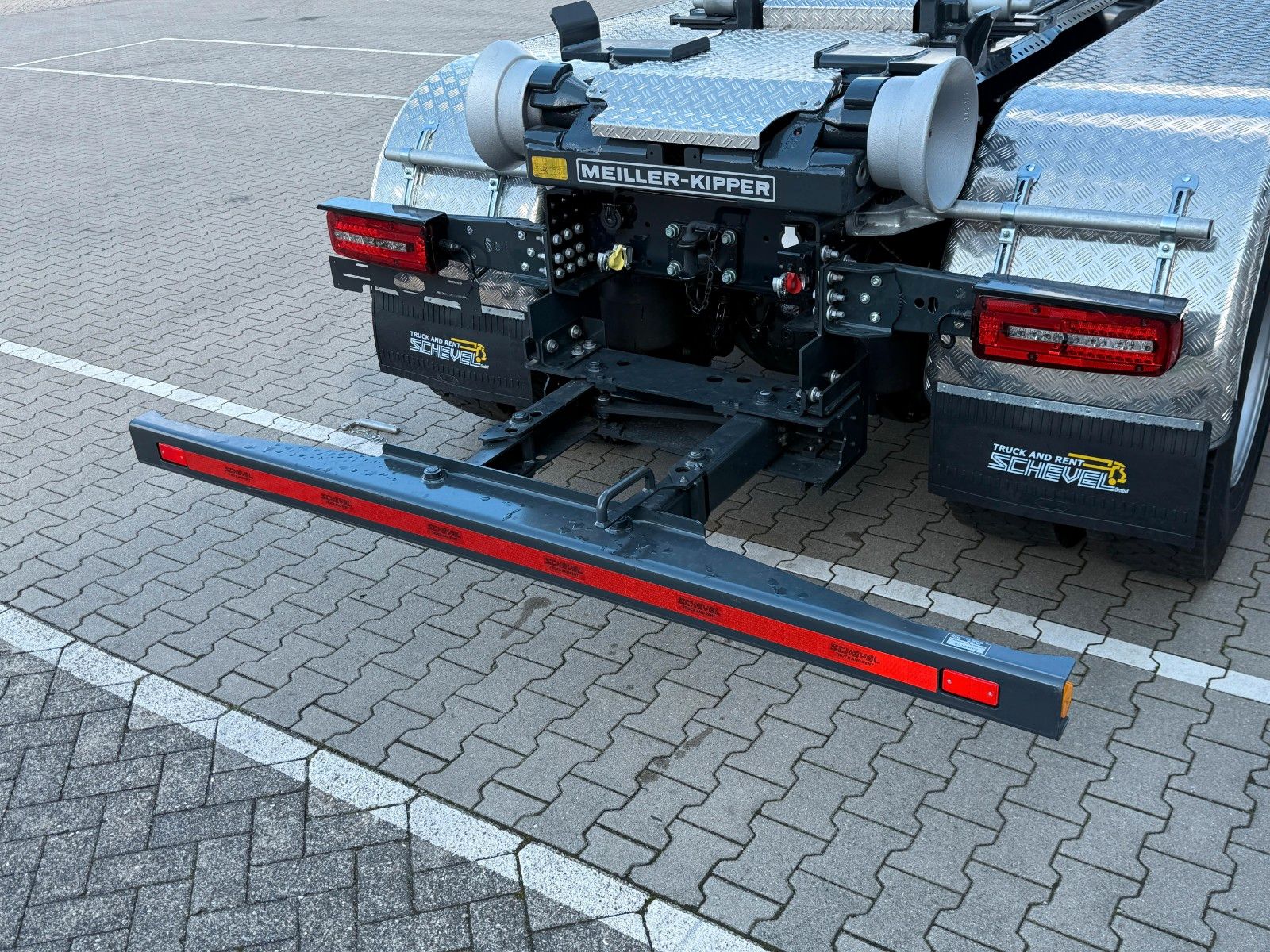 Fahrzeugabbildung MAN TGS 35.520 8x4 BL Abrollkipper MEILLER 26.65-TSL