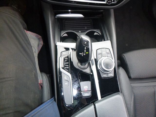 Fahrzeugabbildung BMW 520d Touring Sport Line>AUT/Sport-Line/PANO/NAV<