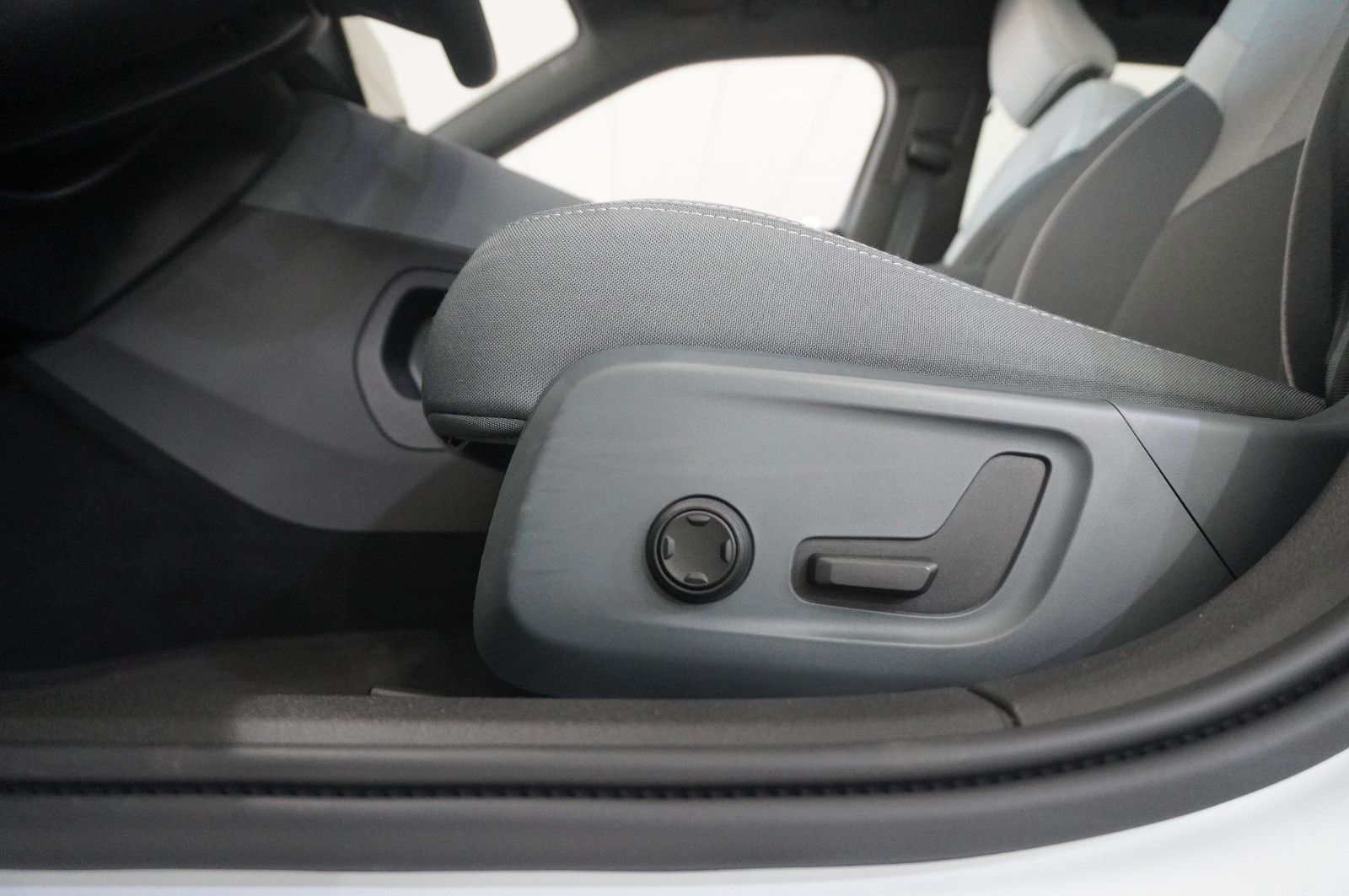 Fahrzeugabbildung Polestar 2 Long Range DUAL-MOTOR NAVI/LED/360°/VIRT/PILOT