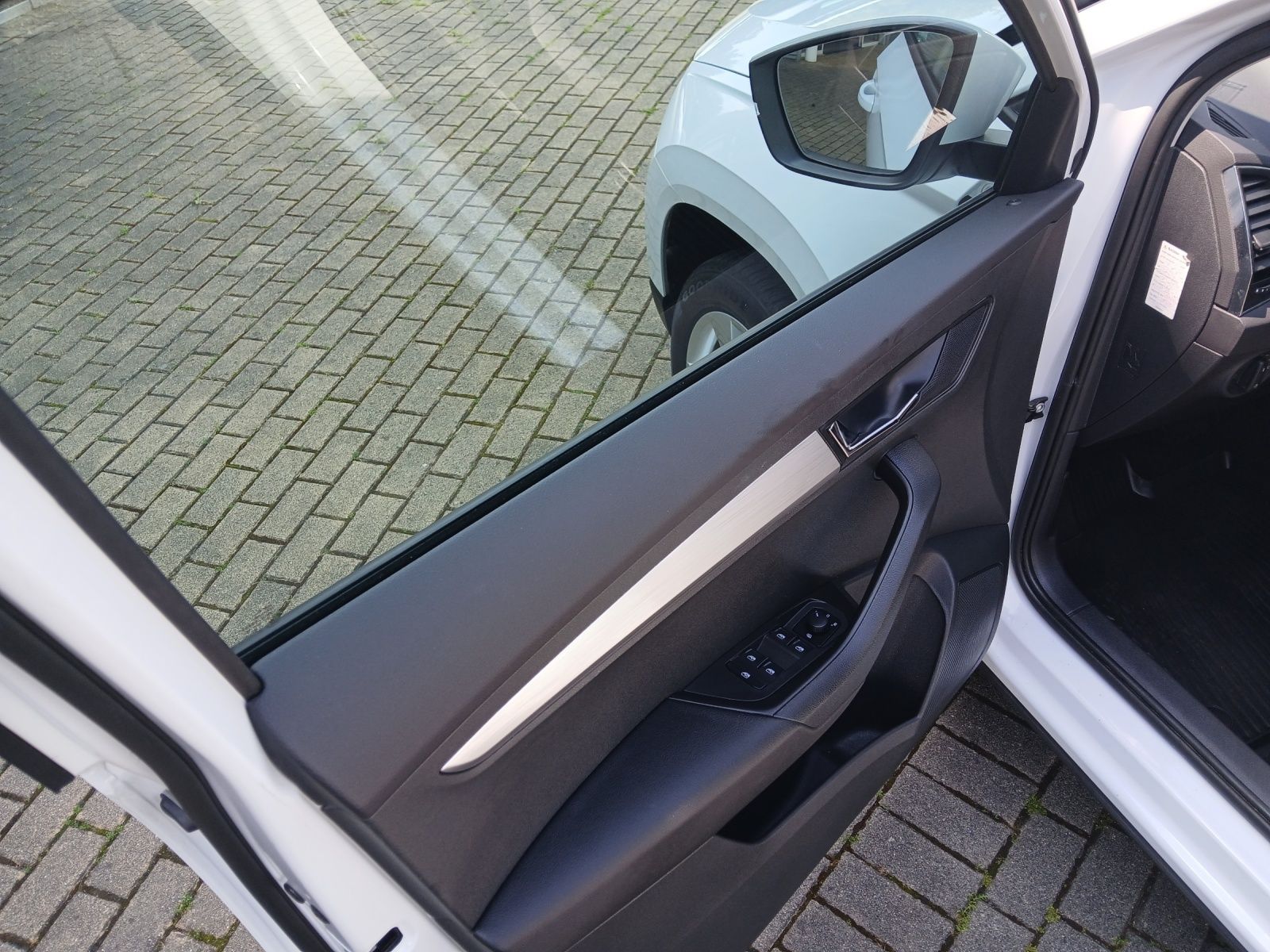 Fahrzeugabbildung SKODA Karoq TSI Ambition  DSG LED Navi GRA PDC SH LM