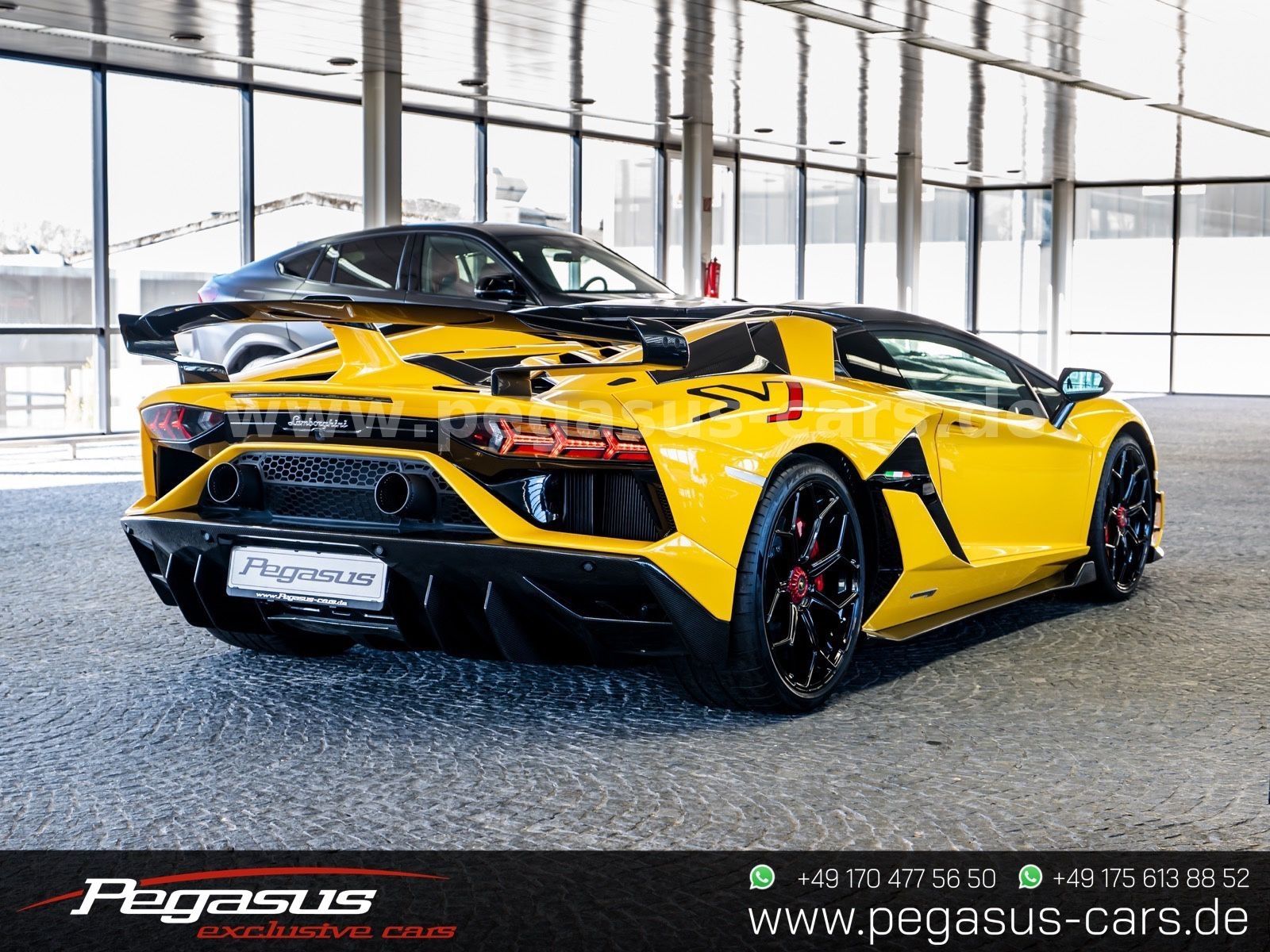 LAMBORGHINI Aventador - 12