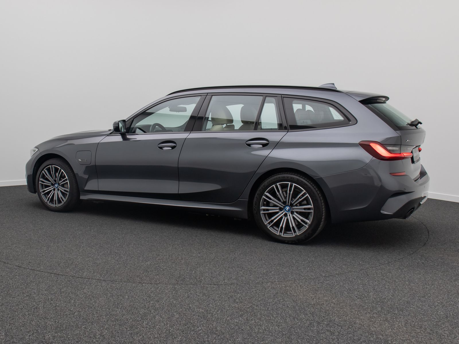 Fahrzeugabbildung BMW 330e xD M Sport DAB Memory AHK HUD Individual