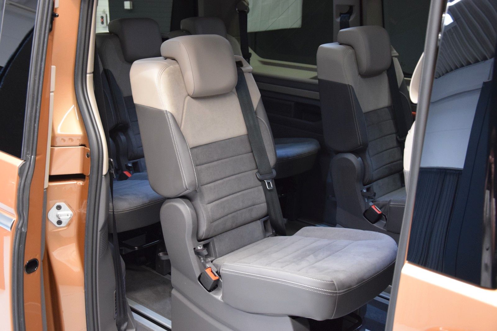 Fahrzeugabbildung Volkswagen T7 Multivan Style Pano HuD AHK vis-avis STHZ H&k