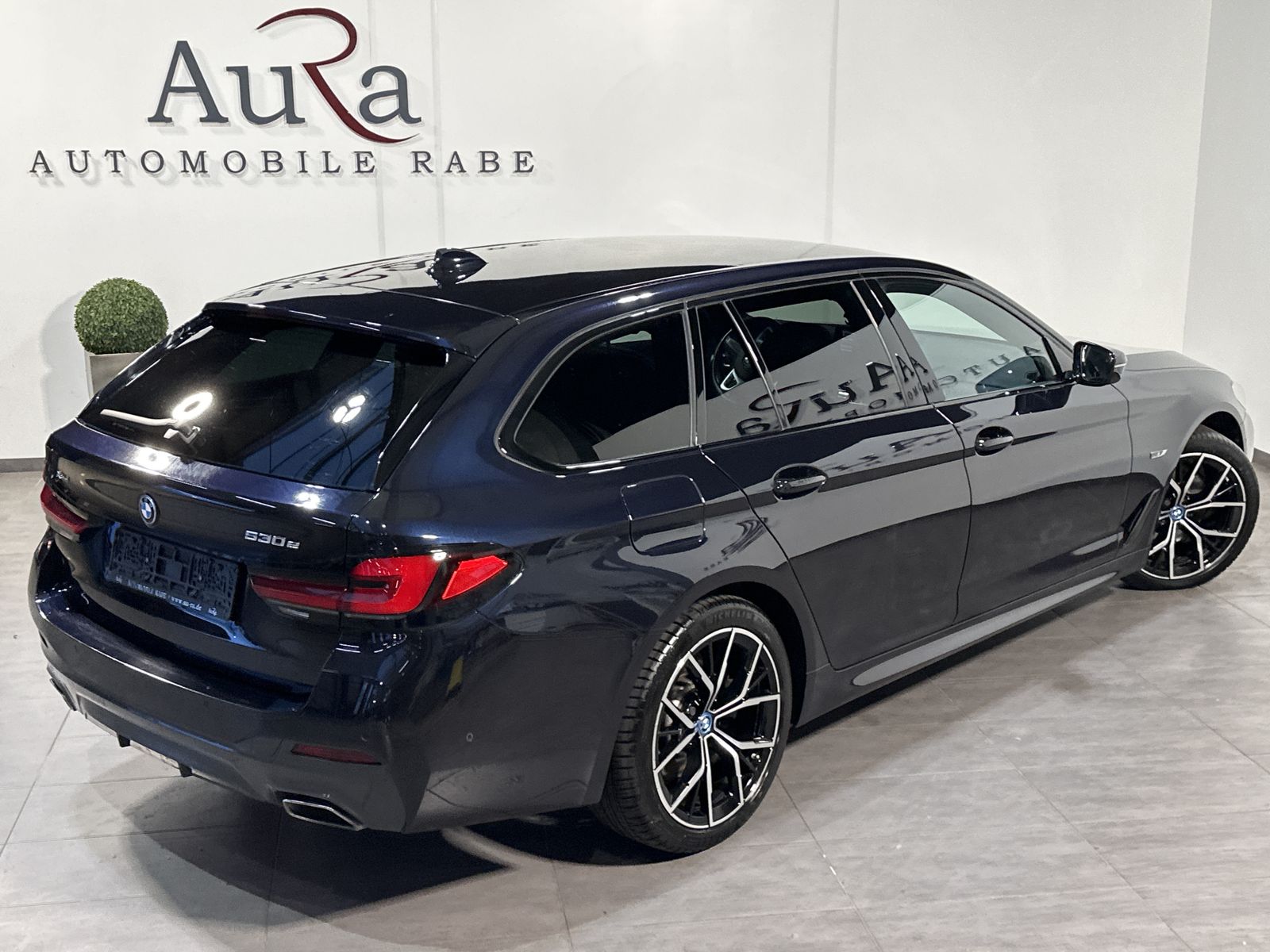 Fahrzeugabbildung BMW 530e Touring xDrive M-Sport NAV+LED+HEAD-UP+19ZO