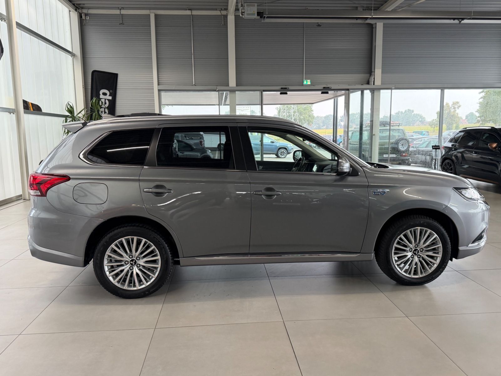 Fahrzeugabbildung Mitsubishi 2.4 Plug-in Hybrid Outlander Diamant Spirit AHK