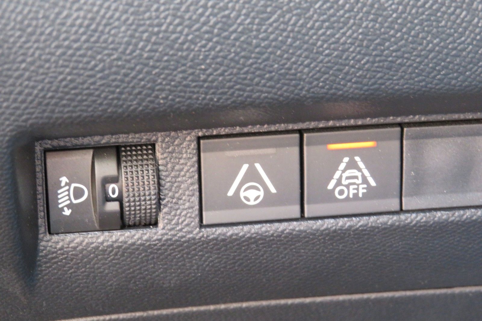 Fahrzeugabbildung Peugeot 2008 e- ALLURE NAVI APP LED SITZH. KAMERA PDC