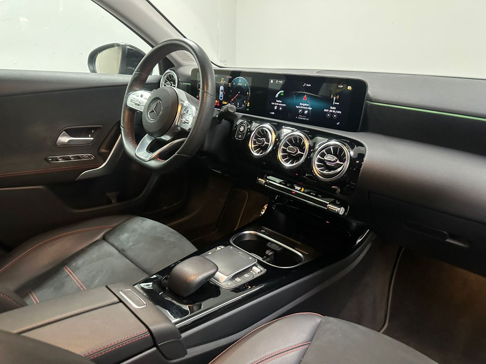Fahrzeugabbildung Mercedes-Benz A 200 d 4MATIC DCT LImousine *AMG-LINE*KAMERA*