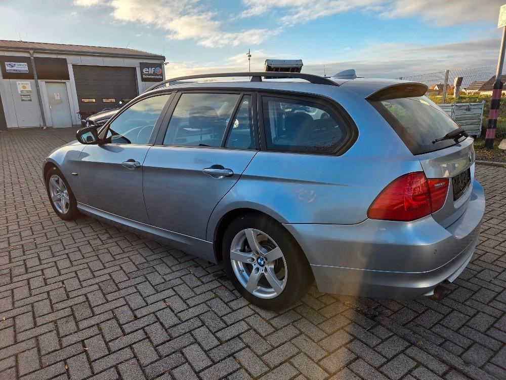 BMW 318 2009 — rear view