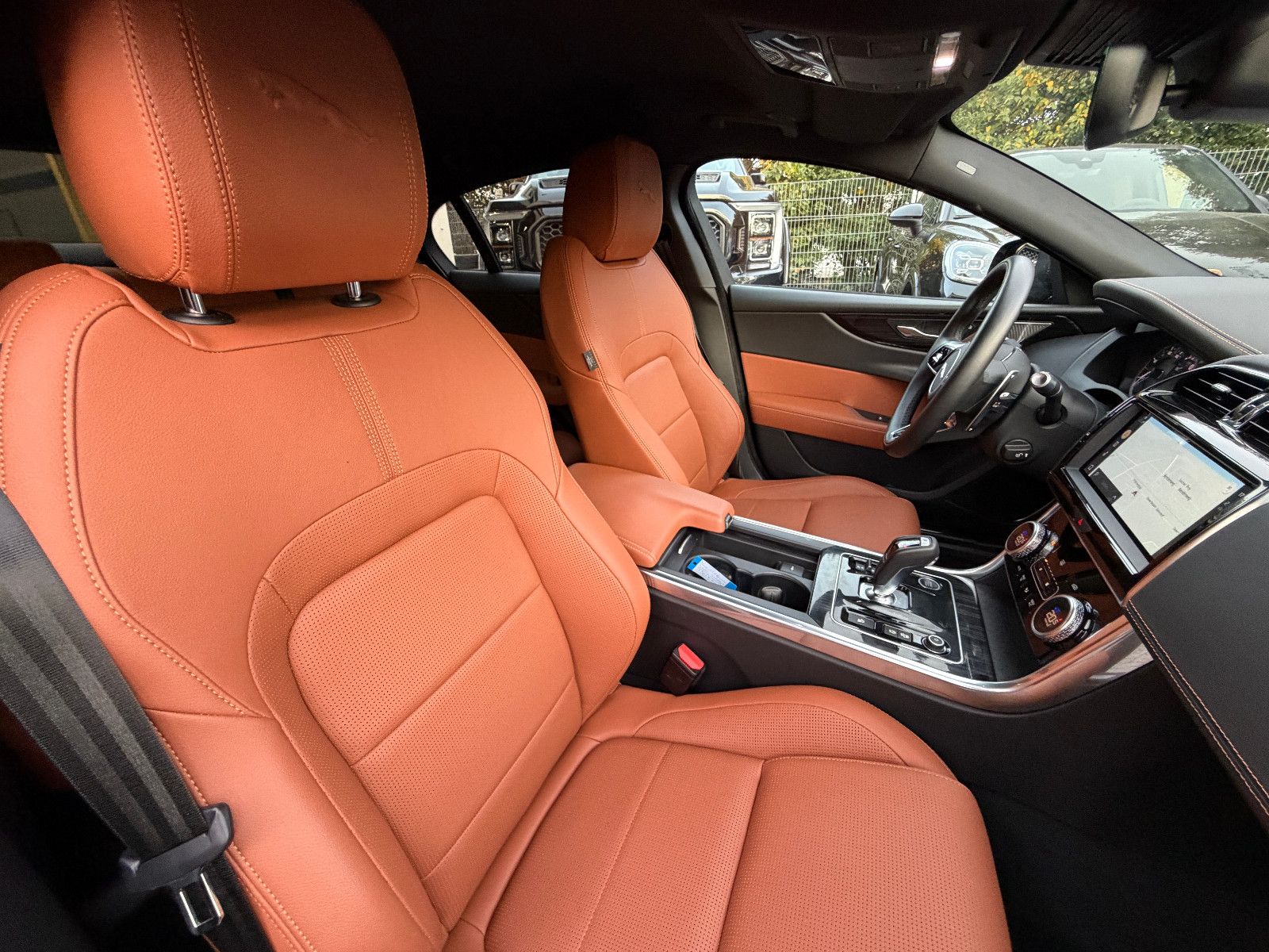 Fahrzeugabbildung Jaguar XE R-Dynamic Black/360°/NAVI/APPLE/SOUND/SHZ