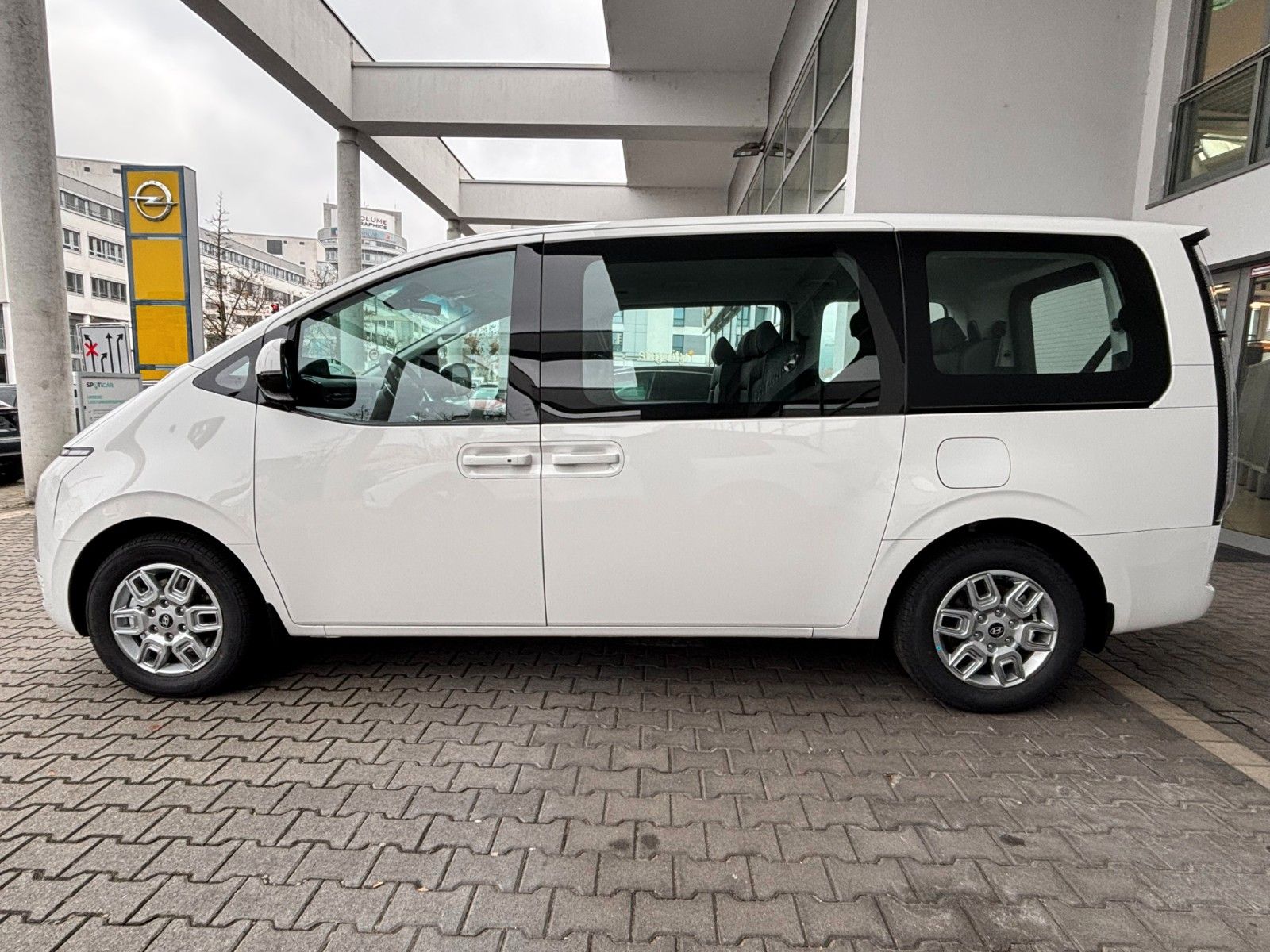 Fahrzeugabbildung Hyundai Staria HEV Trend 225PS Park-/Shuttle-Parket !