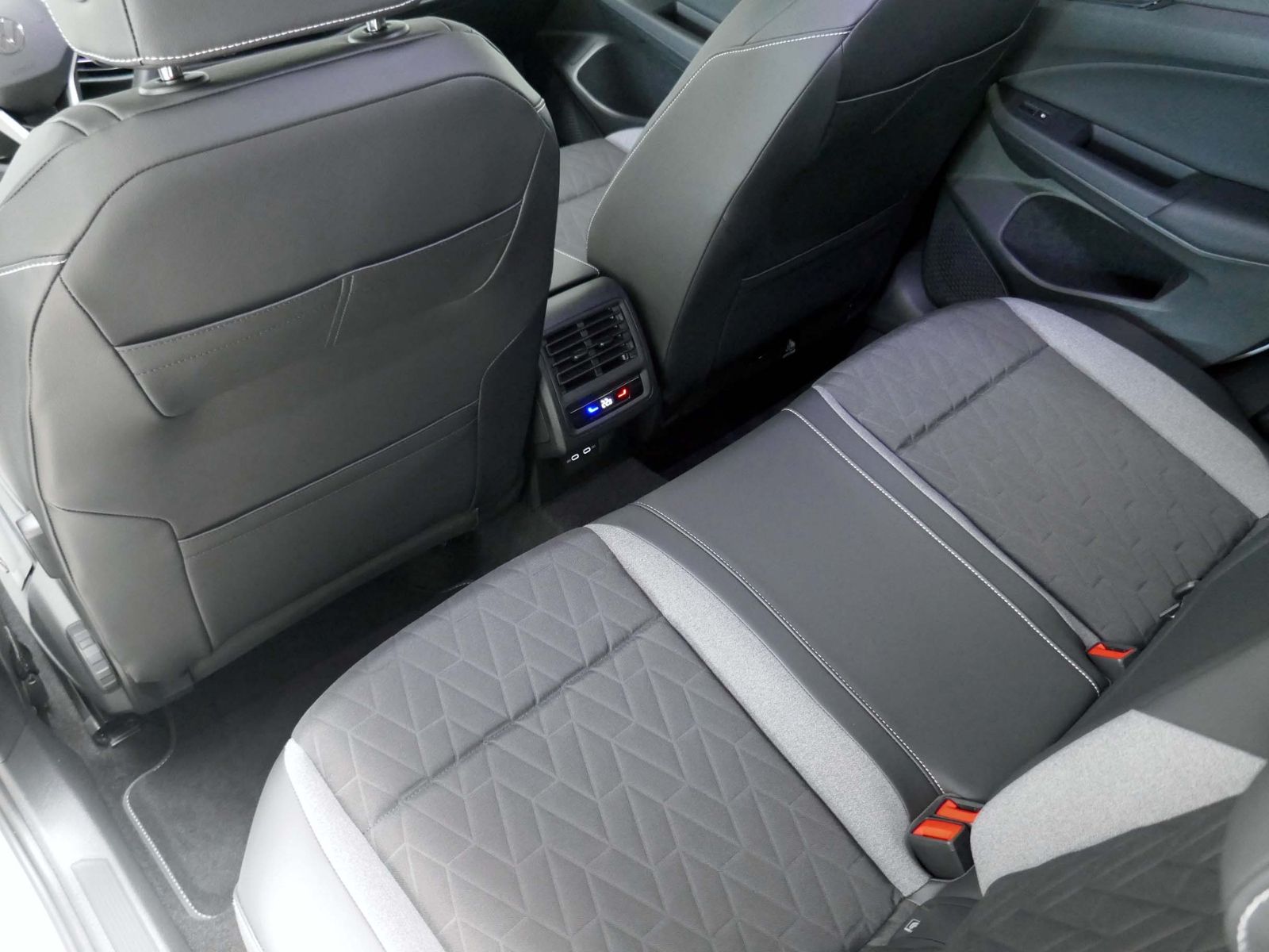 Fahrzeugabbildung Volkswagen Golf VIII GOAL 1.5 TSI | LED RFK ACC Sitzhzg.