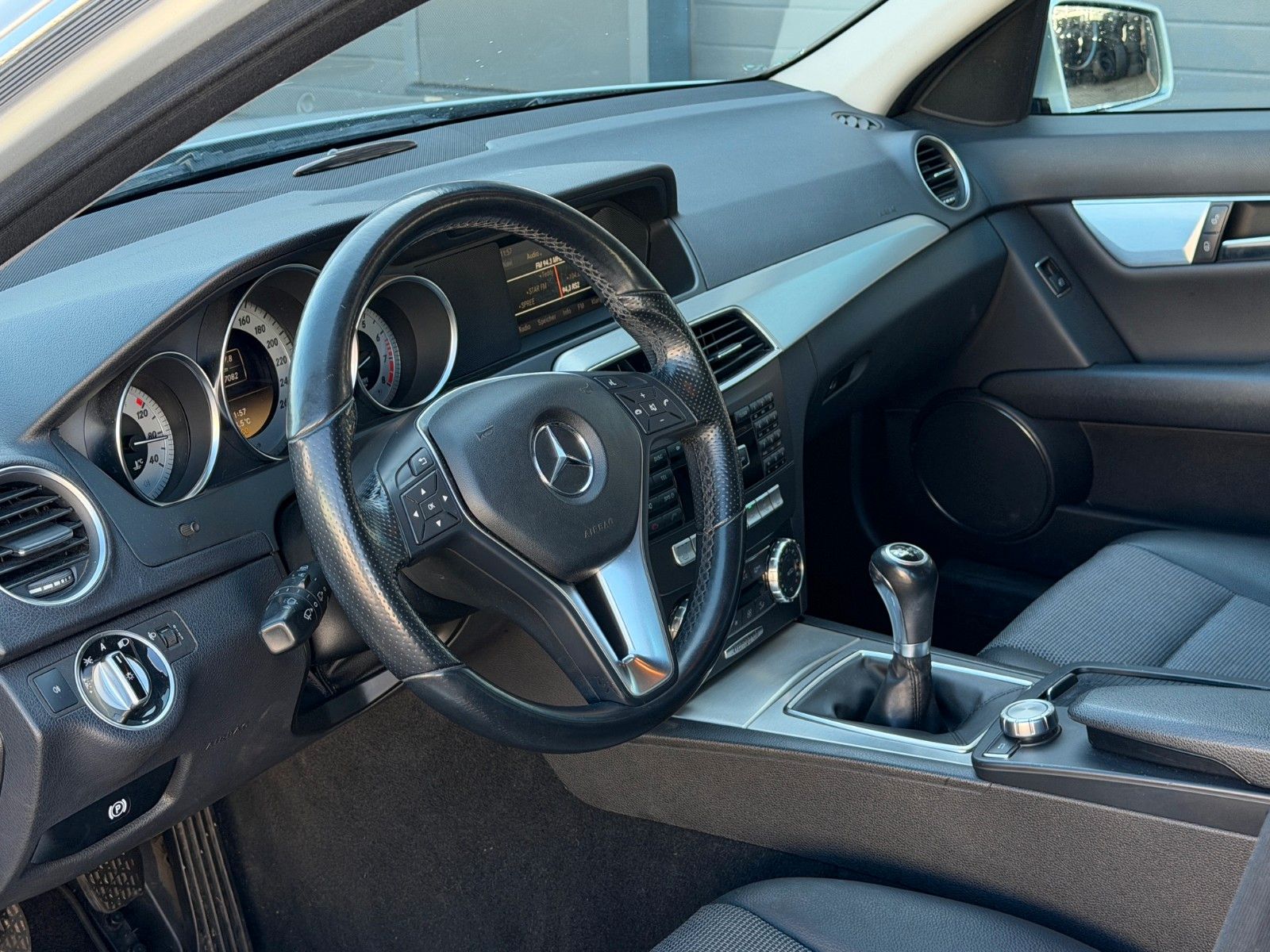 Fahrzeugabbildung Mercedes-Benz C180 CGI AVANTGARDE *Klima*Sitzhzg*AHK*PDC*USB*