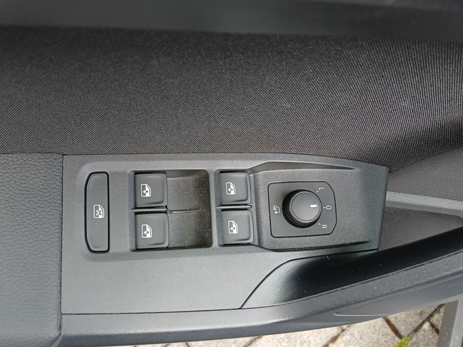 Fahrzeugabbildung SEAT Arona TSI FR Black Edition DSG LED Navi AID ACC
