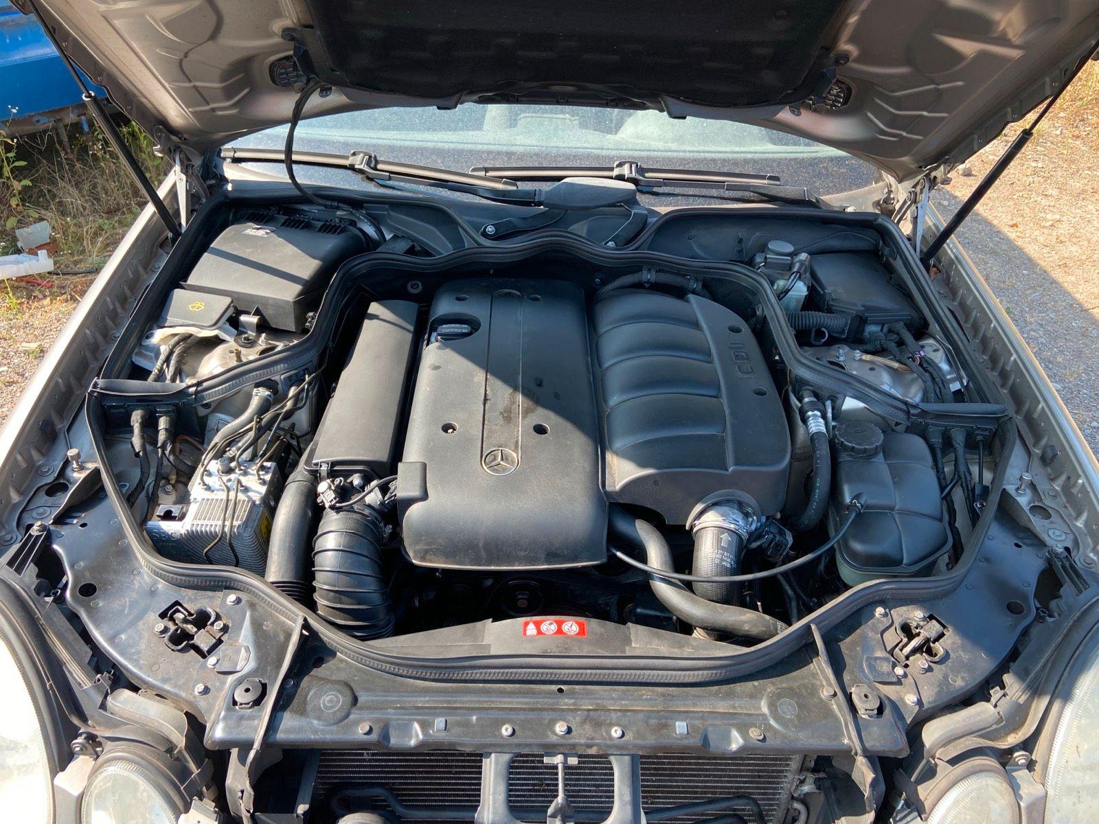 Mercedes-Benz E220 2004 — photo 8