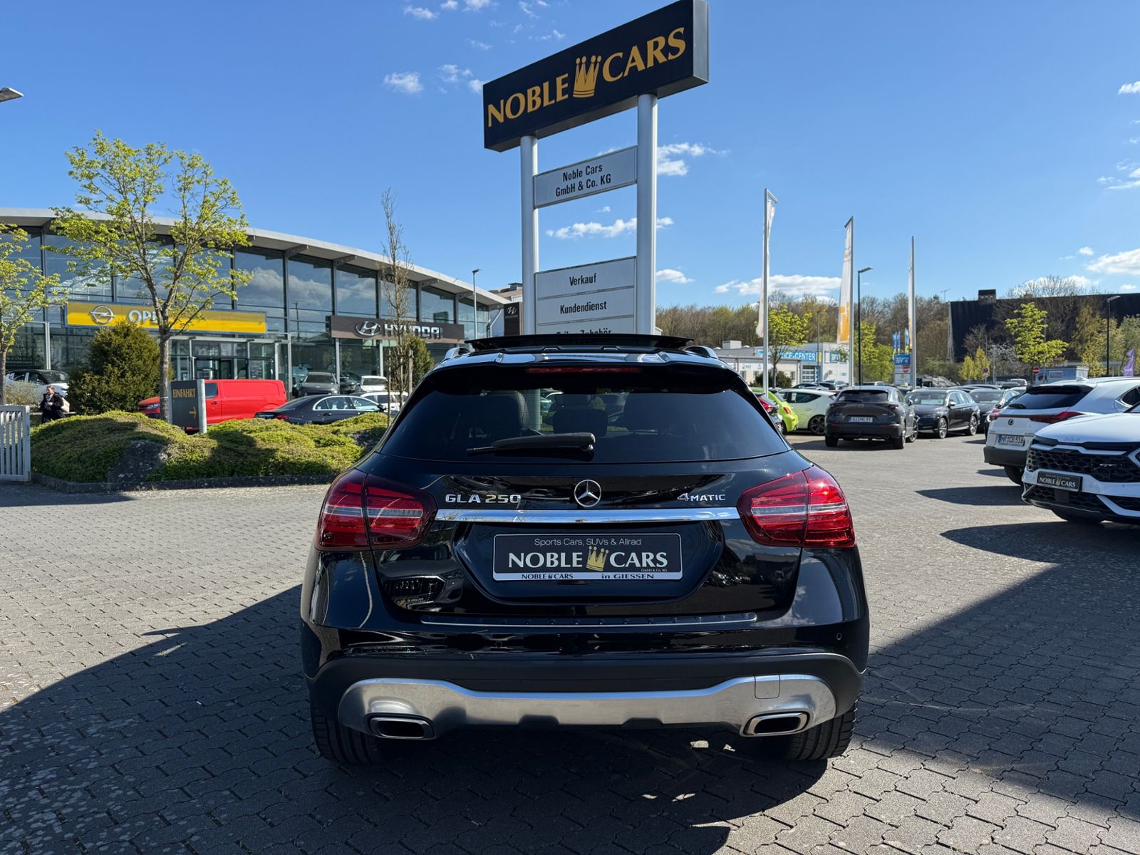 Fahrzeugabbildung Mercedes-Benz GLA 250 4Matic STNDHZ PANO DISTR 360°