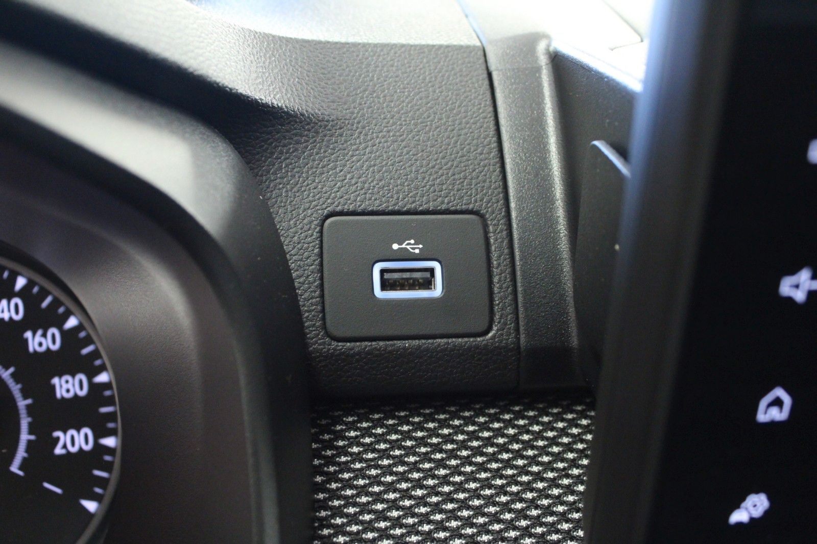 Fahrzeugabbildung Dacia Logan III TCe 90 Expression*Media Nav*PDC*