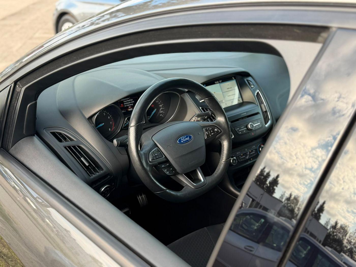 Ford Focus ST-Line Navi PDC SHZ Winterp. Facelift Kam