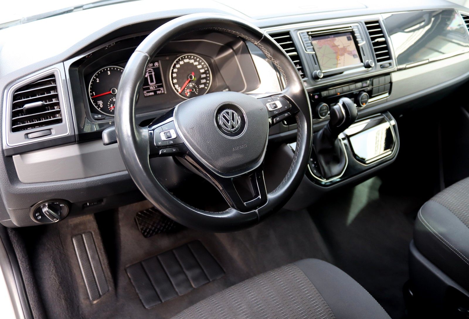 Fahrzeugabbildung Volkswagen T6 MULTIVAN 2.0TDI DSG NAVI KLIMAAUT ACC CAM ALU