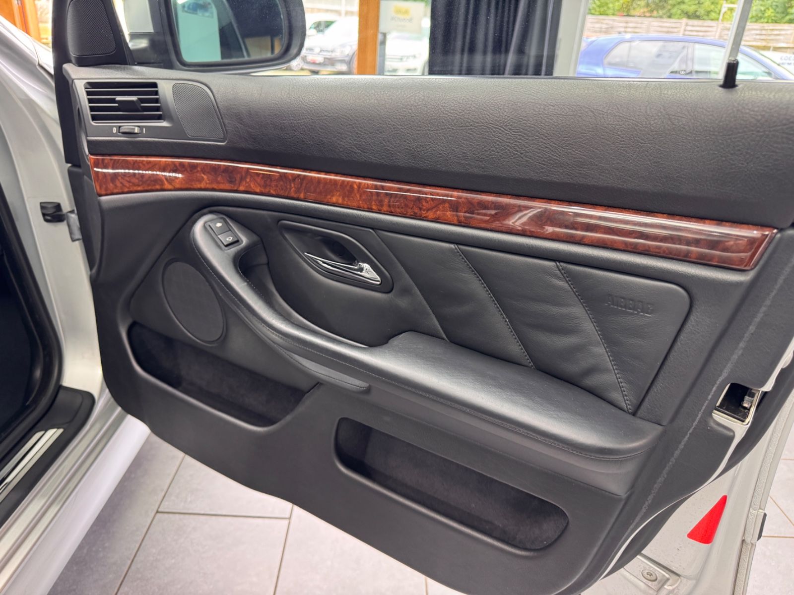 Fahrzeugabbildung BMW 540i LIM|AUTOMATIK|16:9 NAVI|LEDER|DOPPELVERGLAS