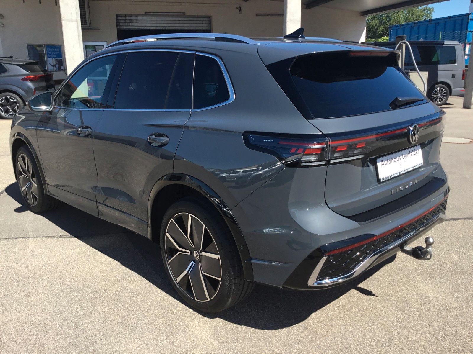 Fahrzeugabbildung Volkswagen Tiguan 2.0 TSI DSG 4M R-Line+Pano+AHK+IQLight+20
