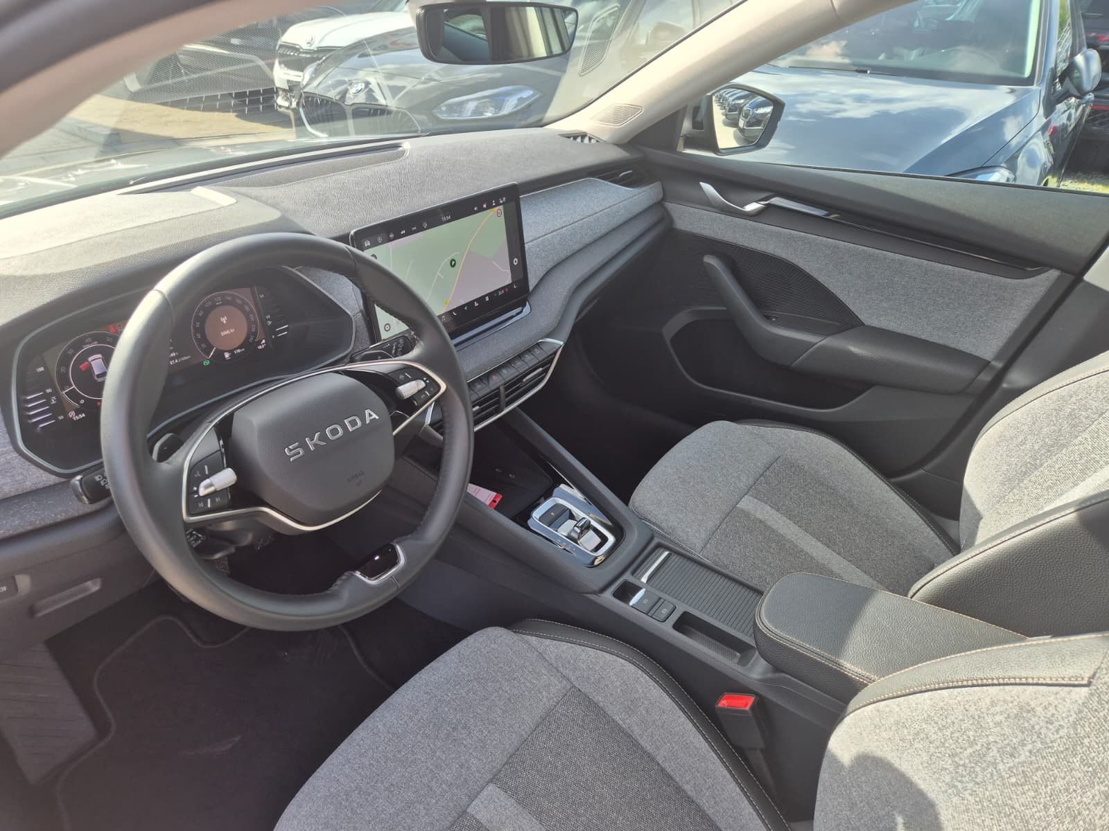 Fahrzeugabbildung SKODA Octavia 1.5 eTSI DSG Selection LED*AHK*5J-Gar.
