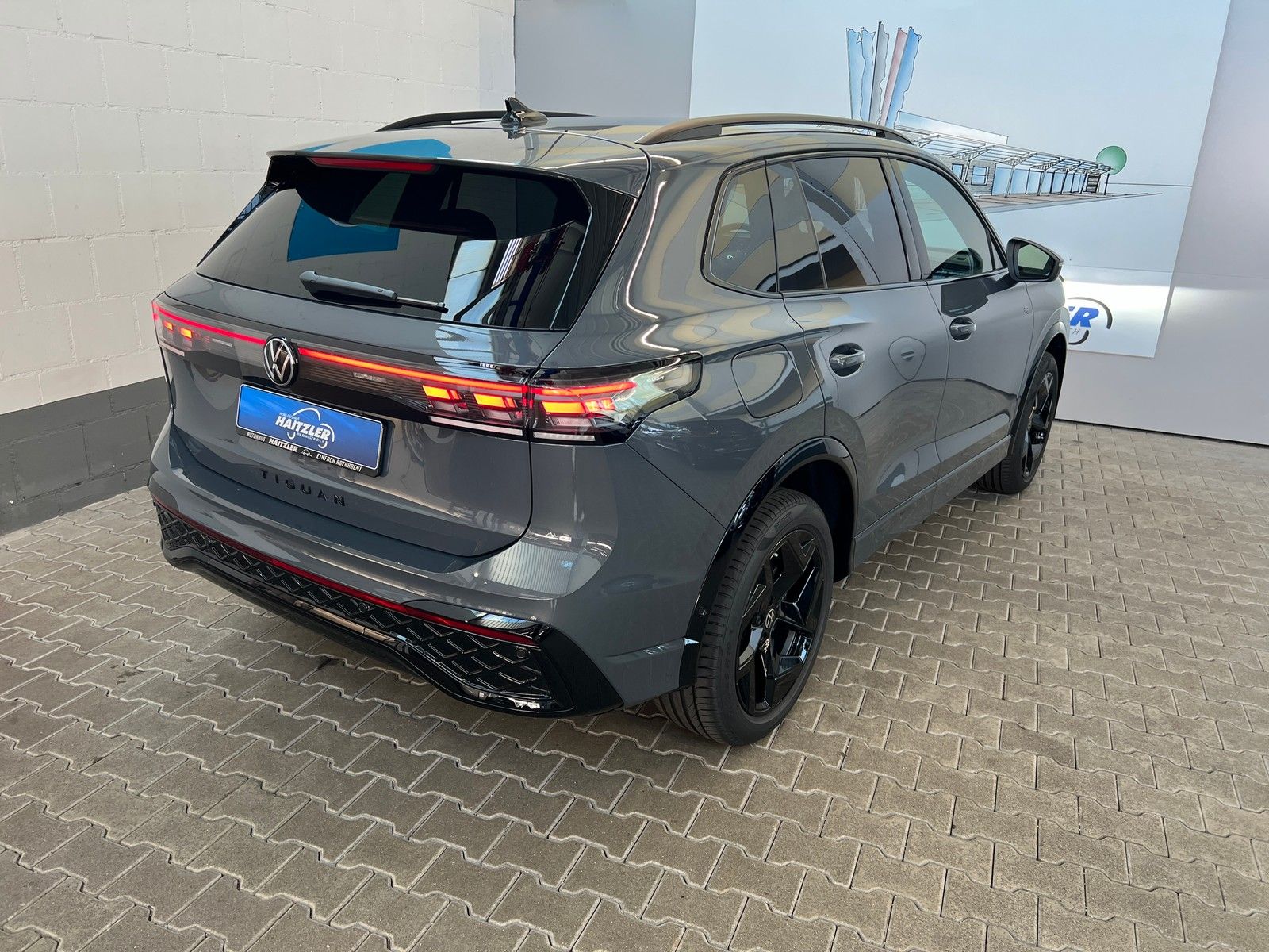 Fahrzeugabbildung Volkswagen Tiguan R-Line 1,5 TSI Hybrid DSG + AHK + Head-Up