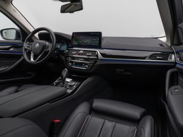 Fahrzeugabbildung BMW 530d LuxuryLine Pano Kamera Laser HUD DAB HiFi
