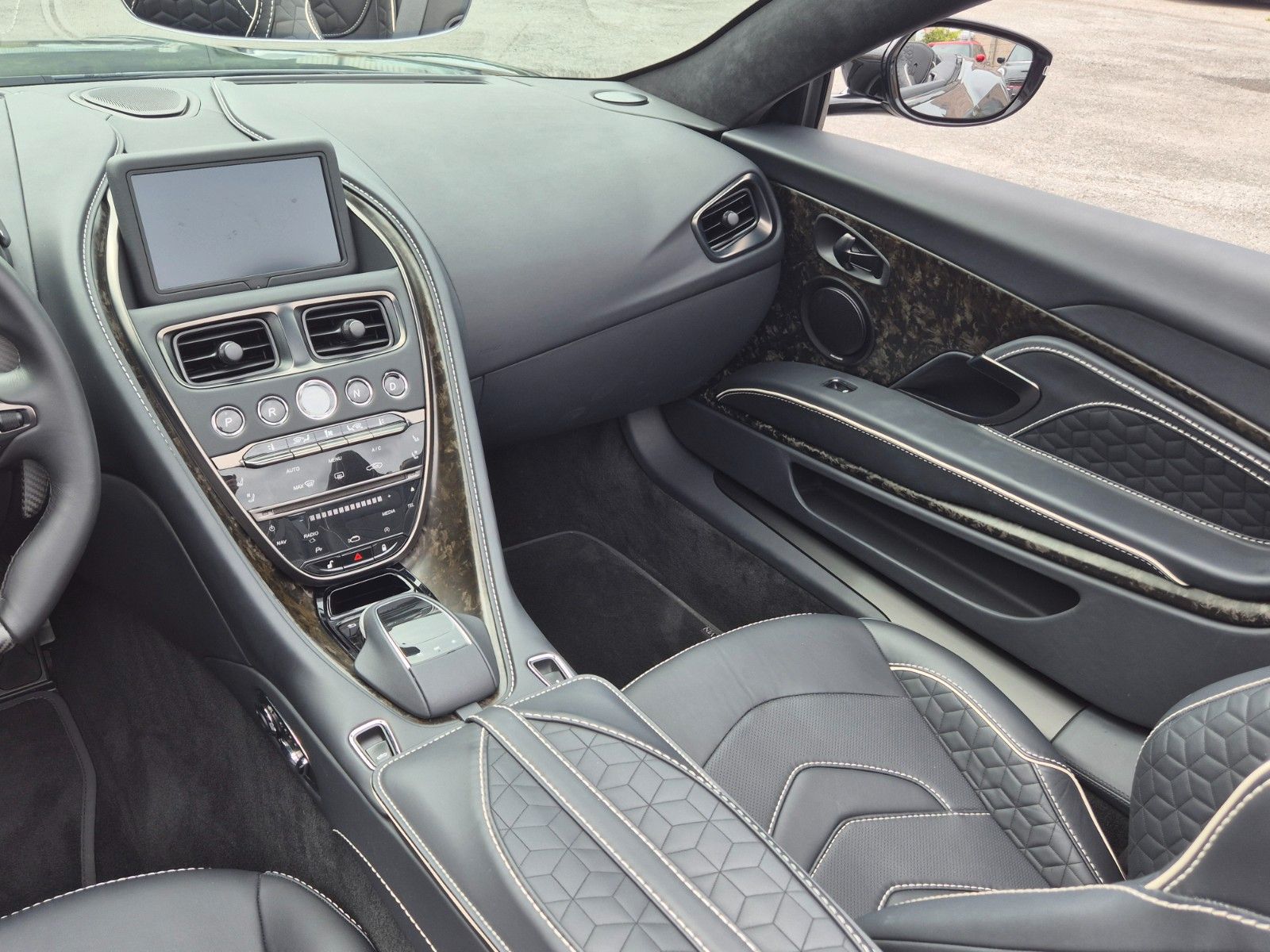 Fahrzeugabbildung Aston Martin DBS 5.2 V12 Volante/Werksgarantie 09/27/1A