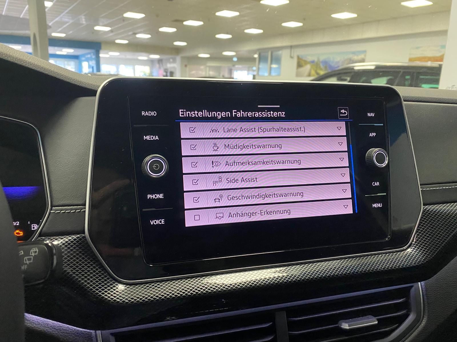 Fahrzeugabbildung Volkswagen T-Cross 1.0 TSI DSG R-Line BLACKSTYLE+MATRIX+AHK
