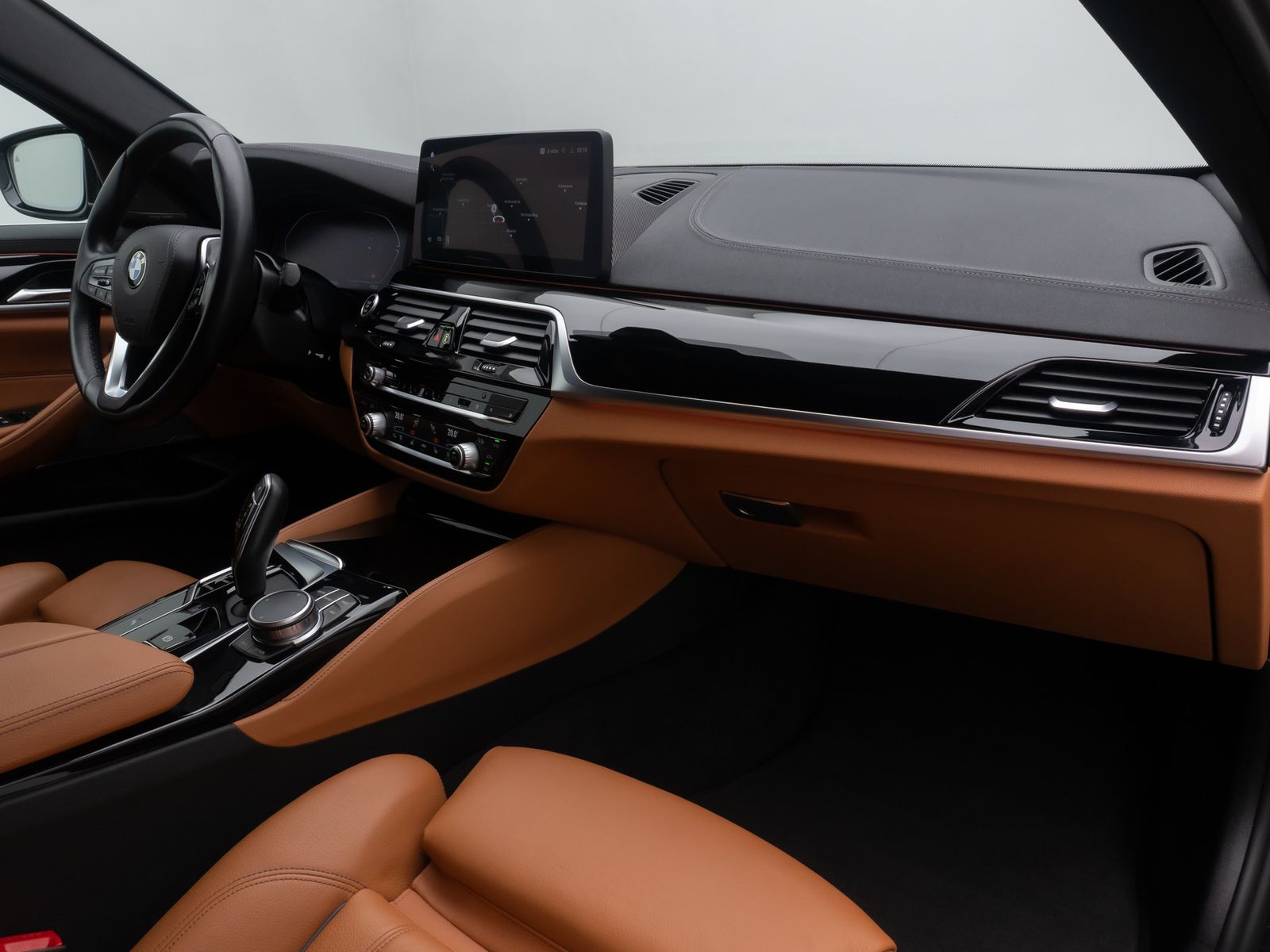 Fahrzeugabbildung BMW 530d Luxury Line HUD Kamera AHK Alarm Laser H/K