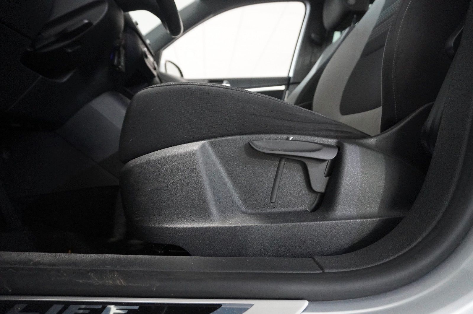Fahrzeugabbildung Volkswagen Tiguan 2.0D LIFE KLIMA/SHZ/PDC/AUX/NEBEL